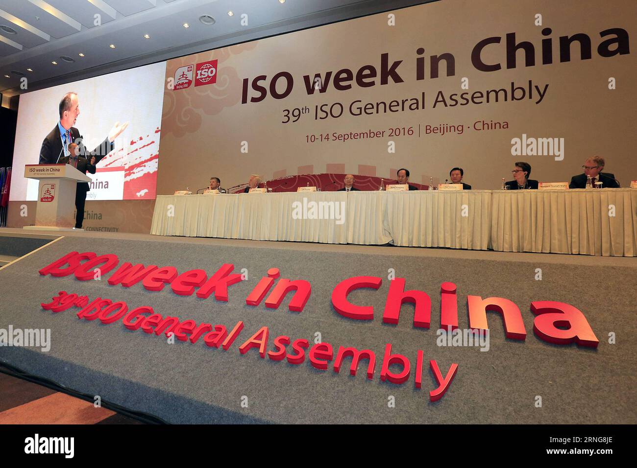 (160912) -- PEKING, 12. September 2016 -- Kevin McKinley, stellvertretender Generalsekretär der Internationalen Organisation für Normung (ISO), spricht während der Eröffnungszeremonie der 39. ISO-Generalversammlung in Peking, Hauptstadt Chinas, 12. September 2016. ) (wyo) CHINA-PEKING-ISO GENERALVERSAMMLUNG (CN) ZhangxYuwei PUBLICATIONxNOTxINxCHN 160912 Peking 12. September 2016 Kevin McKinley Stellvertretender Generalsekretär der Internationalen Organisation für Normung ISO spricht während der Eröffnungszeremonie der 39. ISO Generalversammlung in Peking Hauptstadt Chinas 12. September 2016 wyo China Peking ISO Gen Stockfoto