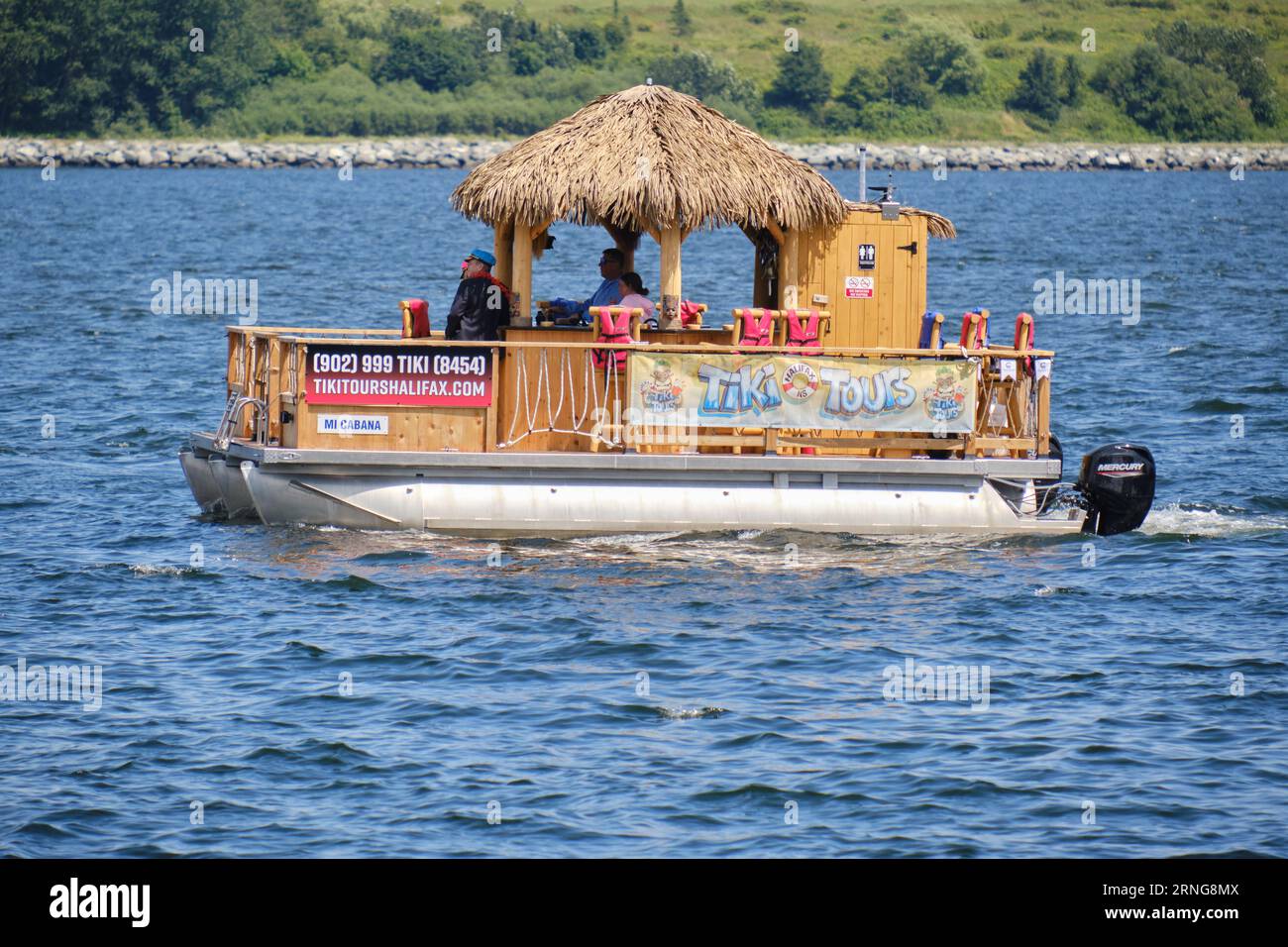 Das Touristenboot von Tiki Tours bringt Besucher in den Hafen von Halifax Stockfoto