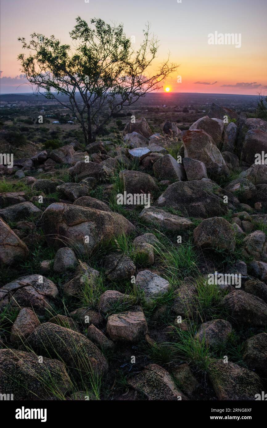 Ein Sonnenuntergang im australischen Outback - der Sonnenuntergang am Towers Hill, Charters Towers, Queensland, Australien Stockfoto