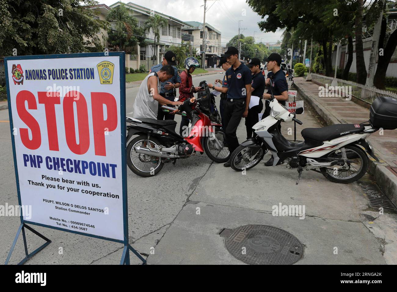(160915) -- QUEZON CITY, 15. September 2016 -- Polizisten der philippinischen Nationalpolizei (PNP) führen einen Checkpoint an einer Straße in Quezon City, Philippinen, 15. September 2016 durch. Die PNP und die Streitkräfte der Philippinen verstärkten die Sicherheitsmaßnahmen im Land, nachdem Präsident Rodrigo Duterte den nationalen Notstand wegen gesetzloser Gewalt ausgerufen hatte. ) PHILIPPINEN-QUEZON CITY-SECURITY RouellexUmali PUBLICATIONxNOTxINxCHN 160915 Quezon City September 15 2016 Polizisten der Philippine National Police PNP Führen einen Checkpoint AN einer Straße in Quezon City der Philipp durch Stockfoto