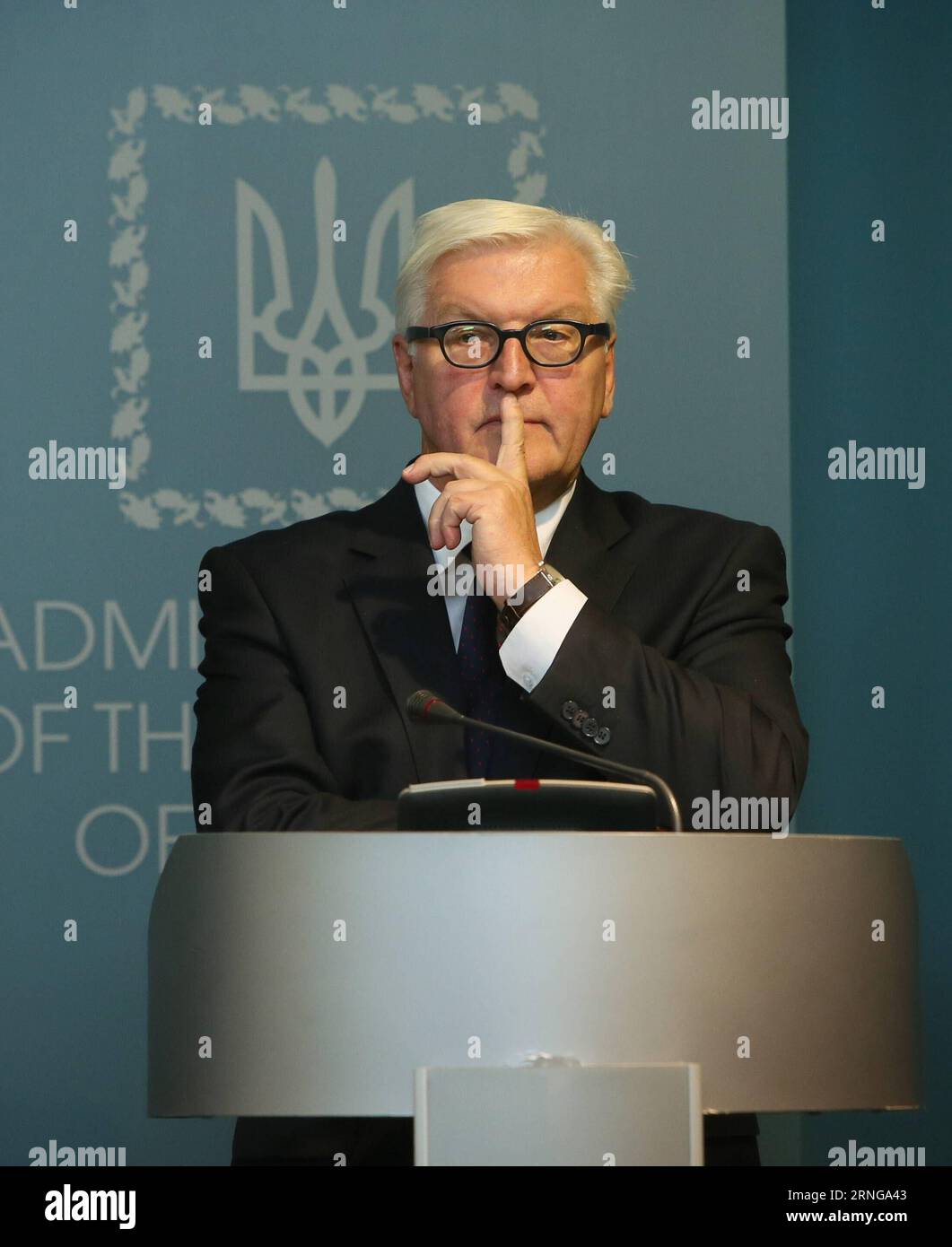 (160915) -- KIEW, 14. September 2016 -- Bundesaußenminister Frank-Walter Steinmeier nimmt am 14. September 2016 an einer Pressekonferenz in Kiew, der Hauptstadt von Ukriane, Teil. Der Besuch der deutschen und französischen Außenminister am Mittwoch forderte die Konfliktparteien in der Ostukraine auf, die im Minsker Waffenstillstandsabkommen vorgesehenen Maßnahmen vollständig umzusetzen, um den Weg für eine friedliche Lösung der Krise zu ebnen. ) (Syq) UKRAINE-KIEW-DEUTSCHLAND-FRANKREICH-FM-PRESSEKONFERENZ Sergei PUBLICATIONxNOTxINxCHN 160915 Kiew 14. September 2016 die deutschen Außenminister Frank Walter Stein Meier nehmen an einer Pressekonferenz in der Kiewer Hauptstadt Teil Stockfoto