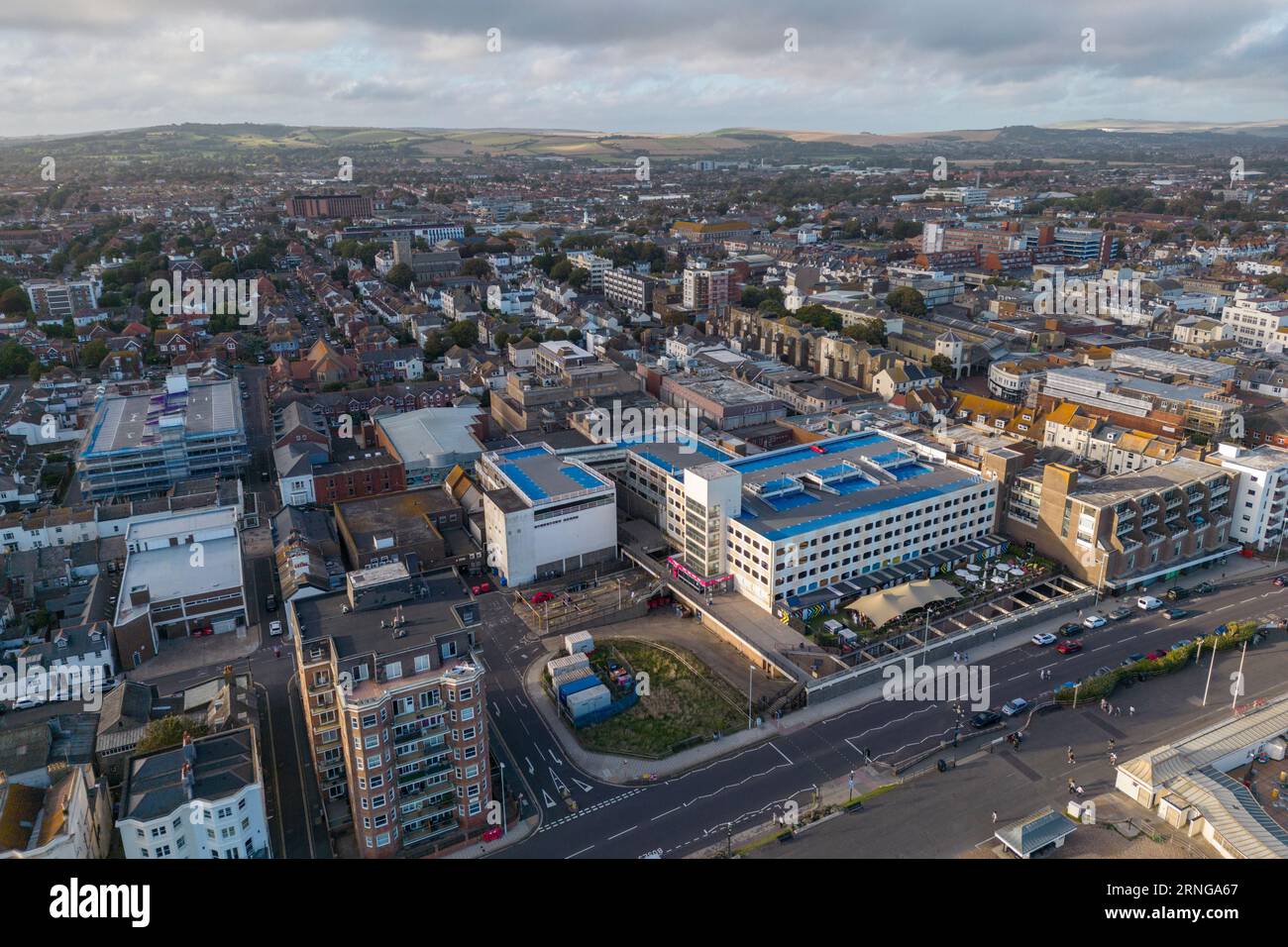 Blick aus der Vogelperspektive auf die Hotels und Gebäude am Meer in Worthing, West Sussex, Großbritannien. Stockfoto