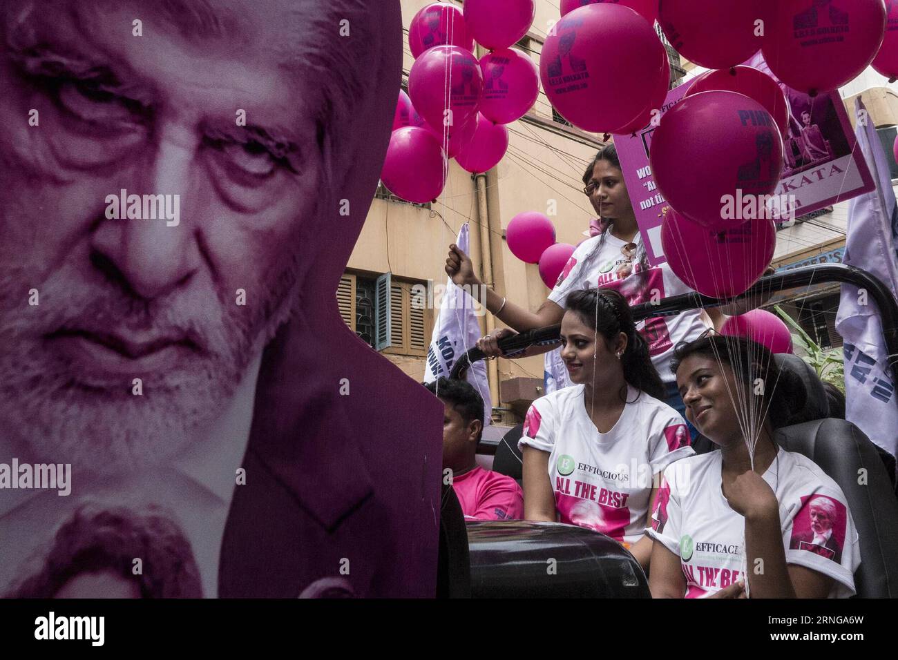 (160916) -- KOLKATA, 16. September 2016 -- Fans des Bollywood-Superstars Amitabh Bachchan feiern die Veröffentlichung seines neuesten Films Pink vor einem Theater in Kolkata, Indien, 16. September 2016. ) (lrz) INDIA-KOLKATA-BOLLYWOOD-FILM-RELEASE TumpaxMondal PUBLICATIONxNOTxINxCHN 160916 Kolkata 16. September 2016 Unterstützer von Bollywood Superstar Amitabh Bachchan feiern die Veröffentlichung seines neuesten Films Pink vor einem Theater in Kalkutta Indien 16. September 2016 Kolkata Bollywood dal Movie Release TumpTUxBLINN Stockfoto
