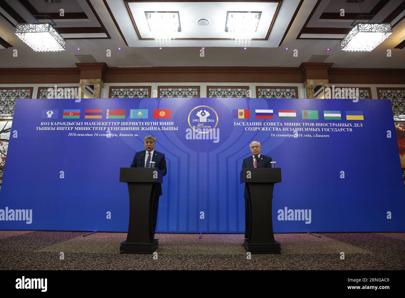 BISCHKEK, 16. September 2016 -- Kirgisistans Außenminister Erlan Abdyldaev (L) und der Leiter des Exekutivkomitees des Commonwealth unabhängiger Staaten (GUS) Sergej Lebedew treffen Medien nach einem Treffen des Rates der GUS-Außenminister in Bischkek, der Hauptstadt Kirgisistans, am 16. September 2016. Am Freitag fand in der kirgisischen Hauptstadt Bischkek im Vorfeld des GUS-Jubiläumsgipfels die Tagung des Außenministerrates der Gemeinschaft unabhängiger Staaten (GUS) statt. Die Außenminister der GUS-Mitgliedstaaten erörterten und bestätigten die von den GUS-Staats- und Regierungschefs zu unterzeichnenden Entwürfe des Gipfels. ) (Sxk) KIRGISISCH Stockfoto