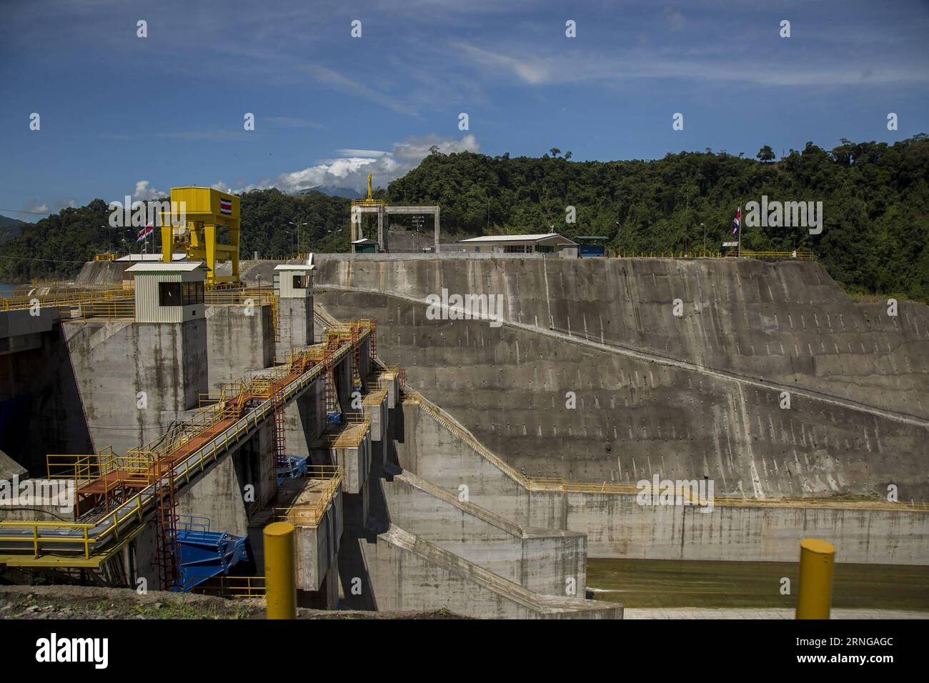 (160917) -- SIQUIRRES, 17. September 2016 -- das Wasserkraftwerk Reventazon wird in der Nähe von Siquirres, Provinz Limon, Costa Rica, 16. September 2016 gesehen. Luis Guillermo Solis, Präsident von Costa Rica, hat am Freitag das Wasserkraftwerk Reventazon mit 305 Megawatt eröffnet, das möglicherweise das größte Projekt für erneuerbare Energien in Mittelamerika ist. Vorsitz von Costa Rica) (djj) COSTA RICA-SIQUIRRES-REVENTAZON EINWEIHUNG des WASSERKRAFTWERKS PresidenciaxdexCostaxRica PUBLICATIONxNOTxINxCHN Siquirres 17. September 2016 das WASSERKRAFTWERK Reventazon IST Seen IN der Nähe der Provinz Siquirres Limon Costa Rica 16. September 2016 Stockfoto