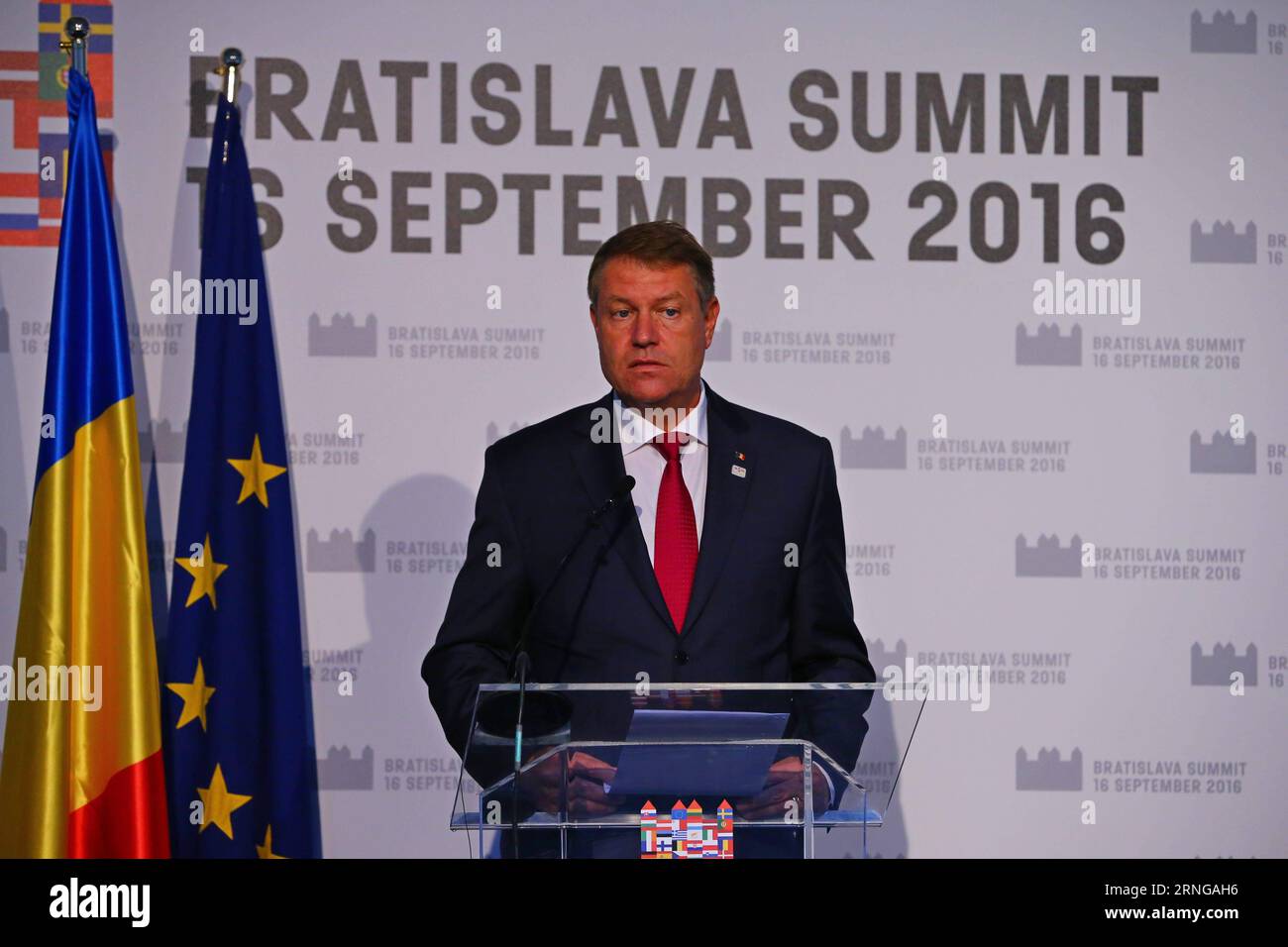 (160917) -- BRATISLAVA, 17. September 2016 -- der rumänische Präsident Klaus Iohannis nimmt an einer Pressekonferenz nach einem informellen Gipfeltreffen der Europäischen Union (EU) am 16. September 2016 in Bratislava, Slowakei, Teil. Die EU-Mitglieder gaben am Freitag eine gemeinsame Erklärung ab, in der sie einen Fahrplan für den Block zur Bewältigung der Herausforderungen formulierten, sagte der slowakische Premierminister Robert Fico. (wtc) SLOWAKEI-BRATISLAVA-EU-GIPFEL GongxBing PUBLICATIONxNOTxINxCHN Bratislava 17. September 2016 der rumänische Präsident Klaus Iohannis nimmt AM Freitag nach dem informellen EU-Gipfel in Bratislava AM 16. September 2016 EU-Mitglieder an einer Pressekonferenz Teil Stockfoto