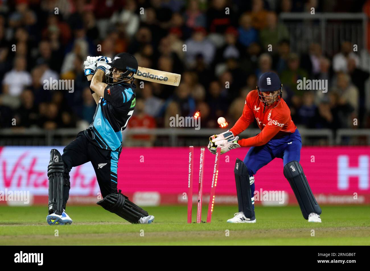 Der Neuseeländer Mitchell Santner schlug sich beim zweiten Vitality IT20-Match im Emirates Old Trafford, Manchester, gegen den englischen will Jacks. Bilddatum: Freitag, 1. September 2023. Stockfoto