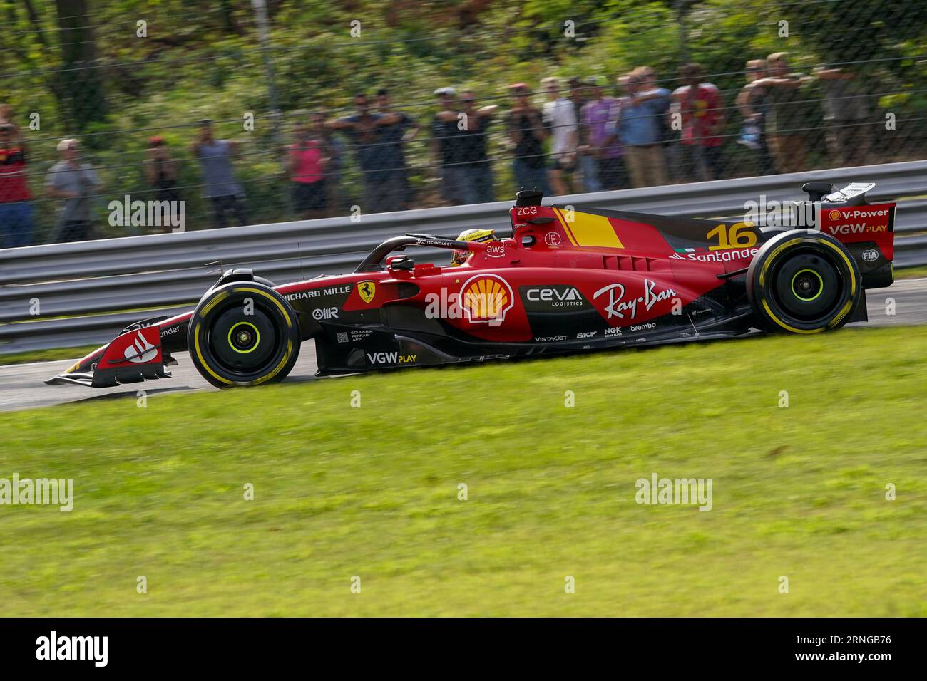 Charles Leclerc aus Monaco fuhr die (16) Scuderia Ferrari SF-23 während des Großen Preises 2023 von Pirelli in der Formel 1 am 1. September 2023 in Monza, Italien. Quelle: Luca Rossini/E-Mage/Alamy Live News Stockfoto