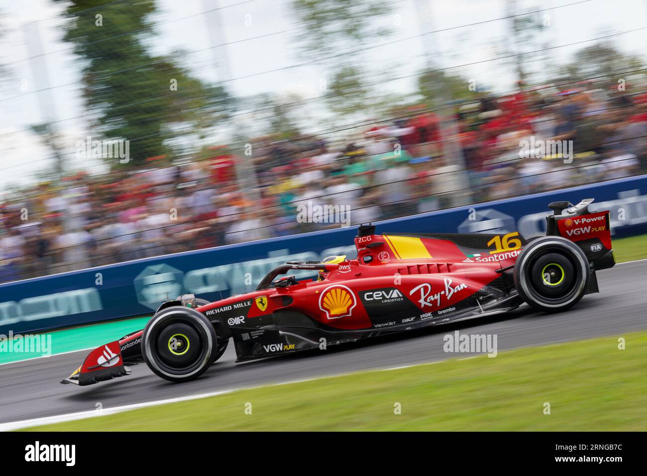 Charles Leclerc aus Monaco fuhr die (16) Scuderia Ferrari SF-23 während des Großen Preises 2023 von Pirelli in der Formel 1 am 1. September 2023 in Monza, Italien. Quelle: Luca Rossini/E-Mage/Alamy Live News Stockfoto
