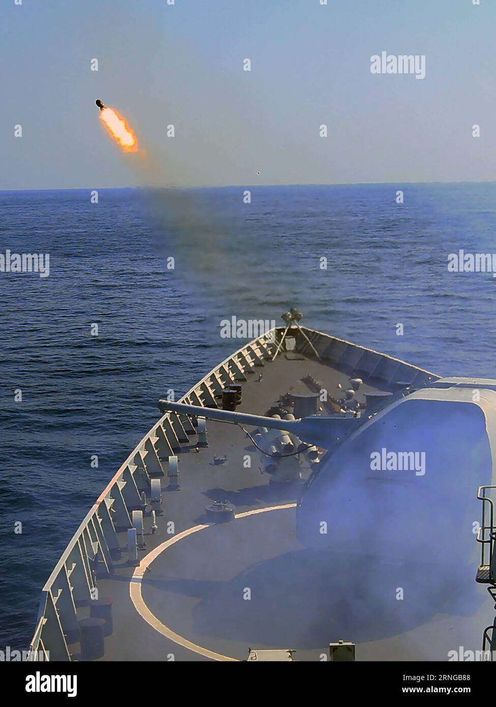 (160918) -- AN BORD DES KRIEGSSCHIFFES Guangzhou, 18. September 2016 -- chinesische Fregatte Guangzhou feuert Tiefen-Ladungsraketen während einer China-Russland-Marinelenkungsübung auf See vor der südchinesischen Provinz Guangdong, 18. September 2016. Chinesische und russische Flotten führten Waffeneinsatz auf einem Seegebiet östlich von Zhanjiang in der südchinesischen Provinz Guangdong während der Joint Sea 2016-Bohrung am Sonntag durch. (Yxb) CHINA-RUSSLAND-JOINT SEA 2016-DRILL (CN) ZhaxChunming PUBLICATIONxNOTxINxCHN an Bord des Kriegsschiffs Guangzhou 18. September 2016 die chinesische Fregatte Guangzhou feuert Tiefen-Ladungsraketen während einer China Russland-Marinegeschneidübung AUF See vor Sout ab Stockfoto