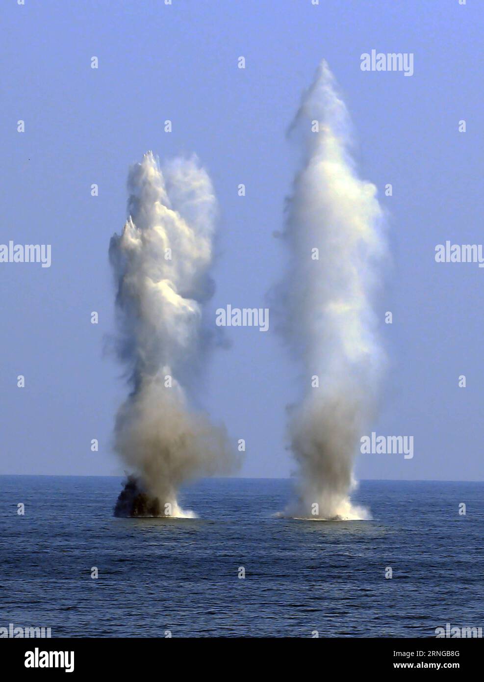 (160918) -- AN BORD DES KRIEGSSCHIFFES GUANGZHOU, 18. September 2016 -- Wassersäulen steigen hoch, nachdem die chinesische Fregatte Guangzhou Tiefen-Ladungsraketen während einer China-Russland-Marinegeschnittbohrung auf See vor der südchinesischen Provinz Guangdong, 18. September 2016, abfeuert. Chinesische und russische Flotten führten Waffeneinsatz auf einem Seegebiet östlich von Zhanjiang in der südchinesischen Provinz Guangdong während der Joint Sea 2016-Bohrung am Sonntag durch. (Yxb) CHINA-RUSSLAND-JOINT SEA 2016-DRILL (CN) ZhaxChunming PUBLICATIONxNOTxINxCHN an Bord des Kriegsschiffes Guangzhou Sept 18 2016 Wassersäulen SCHWEBEN hoch, nachdem die chinesische Fregatte Guangzhou Tiefenverladeständer abfeuert Stockfoto