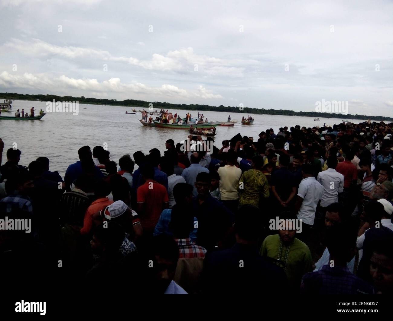 (160921) -- BARISAL, 21. September 2016 -- Menschen versammeln sich am Flussufer, nachdem eine Fähre in Bangladeschs Barisal-Bezirk gekentert ist, 21. September 2016. Mindestens 12 Menschen wurden getötet und 18 wurden noch immer vermisst, nachdem am Mittwoch eine Fähre im Fluss Sondha in Bangladeschs Barisal-Bezirk, 169 km südlich der Hauptstadt Dhaka, gekentert war. (hy) BANGLADESCH-BARISAL-FÄHRE-UNFALL Naim-UL-Karim PUBLICATIONxNOTxINxCHN Barisal 21. September 2016 BERÜHMTHEITEN versammeln sich AM Flussufer, nachdem eine Fähre im Bangladesch S Barisal District am 21. September 2016 gekentert ist mindestens 12 Berühmtheiten wurden GETÖTET und 18 stille Vermisste nach A Stockfoto