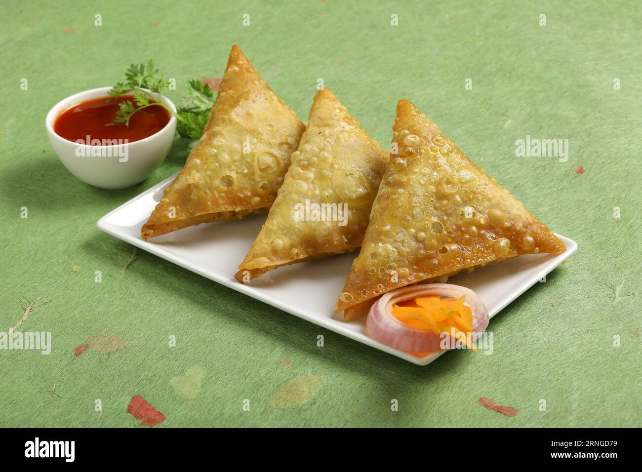 Frische und knusprige Gemüse-Samosa mit Tomatensauce Stockfoto