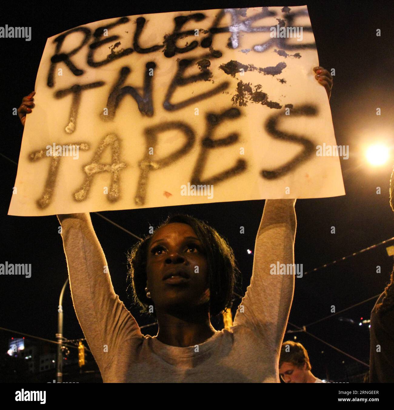 USA: Proteste in Charlotte dauern an Charlotte, 23. September 2016 -- Demonstranten protestieren gegen die tödliche Erschießung eines schwarzen Mannes in Charlotte, North Carolina, USA, 23. September 2016. ) (lrz) US-CHARLOTTE-SHOOTING-PROTEST LuxJiafei PUBLICATIONxNOTxINxCHN USA Proteste in Charlotte 23. September 2016 Demonstrant gegen die tödliche Erschießung eines Schwarzen in Charlotte North Carolina USA 23. September 2016 lrz U S Charlotte Shooting Protest PUBLICATIONxNOTxINxCHN Stockfoto