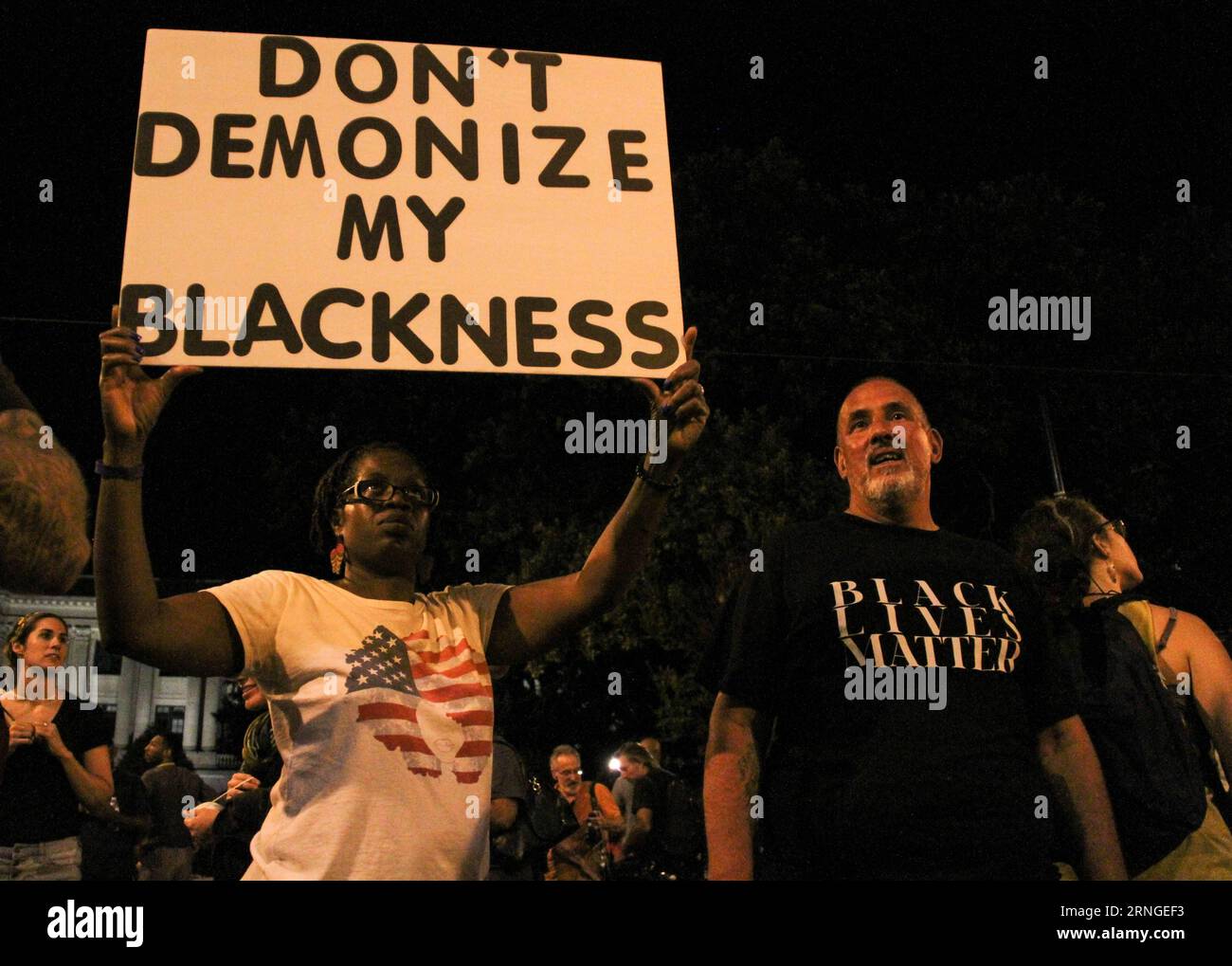 USA: Proteste in Charlotte dauern an Charlotte, 23. September 2016 -- Demonstranten protestieren gegen die tödliche Erschießung eines schwarzen Mannes in Charlotte, North Carolina, USA, 23. September 2016. ) (lrz) US-CHARLOTTE-SHOOTING-PROTEST LuxJiafei PUBLICATIONxNOTxINxCHN USA Proteste in Charlotte 23. September 2016 Demonstrant gegen die tödliche Erschießung eines Schwarzen in Charlotte North Carolina USA 23. September 2016 lrz U S Charlotte Shooting Protest PUBLICATIONxNOTxINxCHN Stockfoto