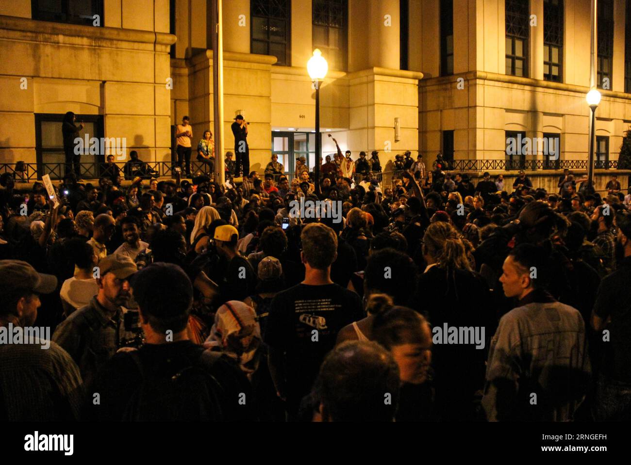 USA: Proteste in Charlotte dauern an Charlotte, 23. September 2016 -- Demonstranten protestieren gegen die tödliche Erschießung eines schwarzen Mannes in Charlotte, North Carolina, USA, 23. September 2016. ) (lrz) US-CHARLOTTE-SHOOTING-PROTEST LuxJiafei PUBLICATIONxNOTxINxCHN USA Proteste in Charlotte 23. September 2016 Demonstrant gegen die tödliche Erschießung eines Schwarzen in Charlotte North Carolina USA 23. September 2016 lrz U S Charlotte Shooting Protest PUBLICATIONxNOTxINxCHN Stockfoto