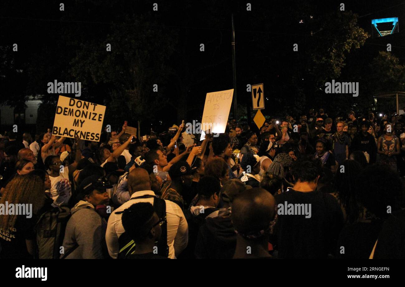 USA: Proteste in Charlotte dauern an Charlotte, 23. September 2016 -- Demonstranten protestieren gegen die tödliche Erschießung eines schwarzen Mannes in Charlotte, North Carolina, USA, 23. September 2016. ) (lrz) US-CHARLOTTE-SHOOTING-PROTEST LuxJiafei PUBLICATIONxNOTxINxCHN USA Proteste in Charlotte 23. September 2016 Demonstrant gegen die tödliche Erschießung eines Schwarzen in Charlotte North Carolina USA 23. September 2016 lrz U S Charlotte Shooting Protest PUBLICATIONxNOTxINxCHN Stockfoto