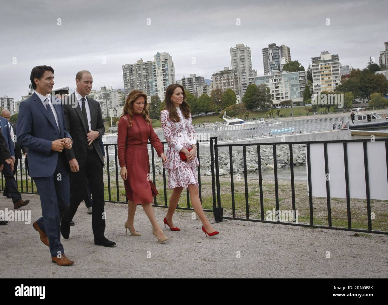 (160926) -- VANCOUVER, 26. September 2016 -- der britische Prinz William (2. L, Front), der Duke of Cambridge, und Kate (1. R, Front), die Herzogin von Cambridge, gehen mit dem kanadischen Premierminister Justin Trudeau (1. L, Front) und Justins Frau Sophie in Vancouver, Kanada, 25. September 2016. Der britische Prinz William und seine Frau Kate, der Duke und die Herzogin von Cambridge, besuchten Vancouver während ihrer zweiten Tagestour in British Columbia. Dies ist das zweite Mal, dass Prinz William Vancouver seit 1998 besucht. (zw) CANADA-VANCOUVER-BRITAIN-PRINCE WILLIAM-VISIT LiangxSen PUBLICATIONxNOTxINxCHN Vancouver SE Stockfoto