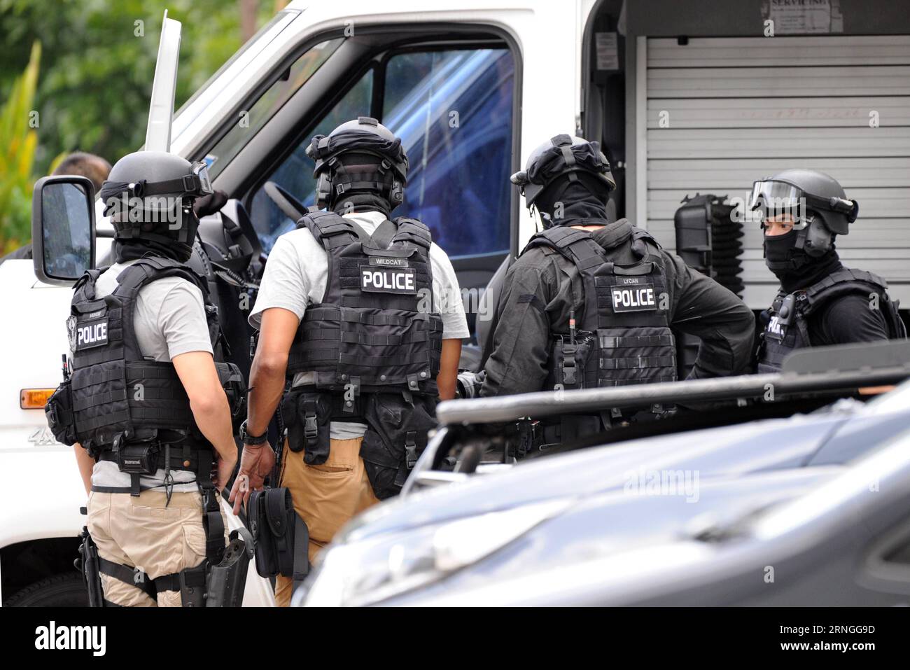 (160928) -- SINGAPUR, 28. September 2016 -- Mitglieder des Spezialtaktik- und Rettungsteams der Singapore Police Force (SPF) bereiten sich darauf vor, nach einer Geiselrettungsoperation in Singapurs Sembawang, 28. September 2016, zu gehen. Die SPF rettete erfolgreich einen 2-jährigen Jungen, der 17 Stunden als Geisel von einem Mann, dem Freund der Mutter der Geisel, genommen wurde. )(yk) SINGAPUR-SEMBAWANG-SPF-GEISELRETTUNG ThenxChihxWey PUBLICATIONxNOTxINxCHN Singapur Sept 28 2016 Mitglieder des SPF Special Tactics and Rescue Teams der Singapore Police Force bereiten sich darauf vor, nach einer Geiselrettungsoperation in Singapur zu gehen S Sept 28 20 Stockfoto