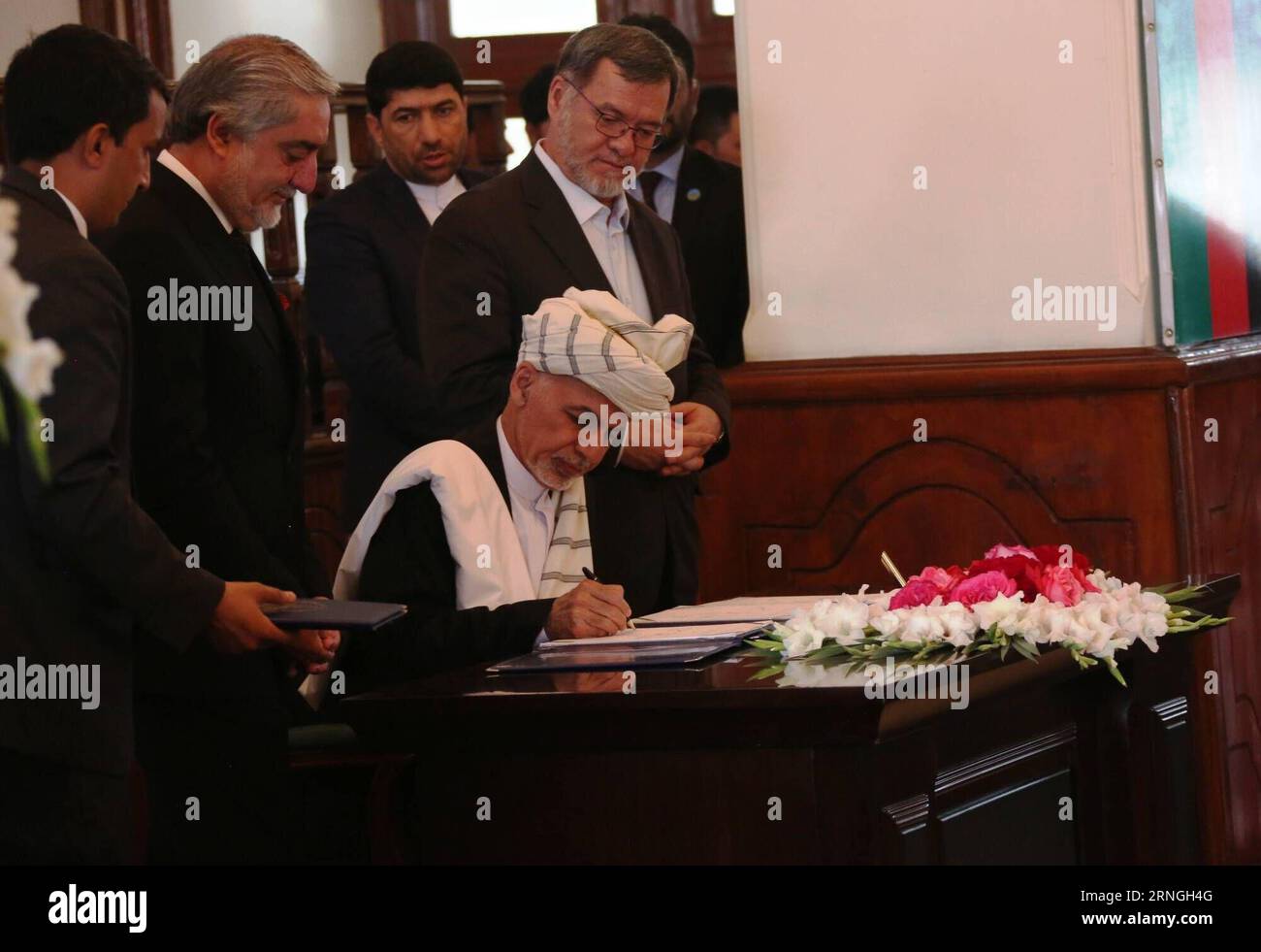 Bilder des Tages (160929) -- KABUL, 29. September 2016 -- afghanischer Präsident Mohammad Ashraf Ghani (Front) unterzeichnet Friedensabkommen in Kabul, Hauptstadt Afghanistans, 29. September 2016. Die afghanische Regierung unterzeichnete am Donnerstag einen Friedensvertrag mit Hizb-e-Islami, einer militanten Gruppe unter der Führung von Gulbudin Hekmatyar, um den Frieden und die nationale Aussöhnung in dem von der Militanz betroffenen Land zu fördern. )(yk) AFGHANISTAN-KABUL-FRIEDENSABKOMMEN UNTERZEICHNEN RahmatxAlizadah PUBLICATIONxNOTxINxCHN Images der Tag Kabul September 29 2016 afghanischer Präsident Mohammad Ashraf Ghani Front unterzeichnet Friedensabkommen in Kabul Hauptstadt Afghanistan September 29 201 Stockfoto