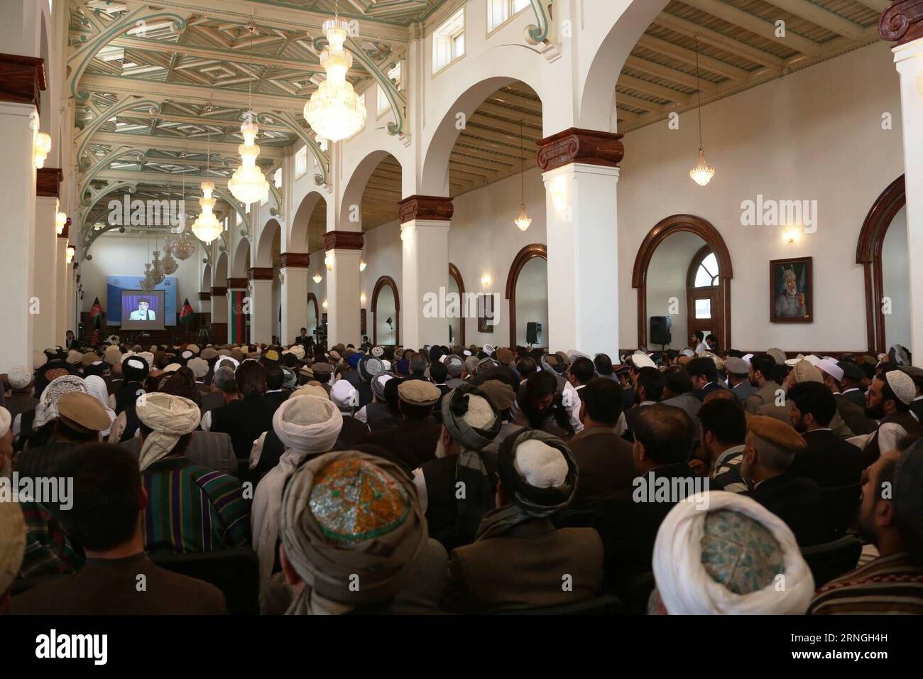 (160929) -- KABUL, 29. September 2016 -- Foto aufgenommen am 29. September 2016 zeigt die Aufnahmen des Anführers von Hizb-e-Islami Gulbudin Hekmatyar während einer Unterzeichnungszeremonie eines Friedensabkommens in Kabul, der Hauptstadt Afghanistans. Die afghanische Regierung unterzeichnete am Donnerstag einen Friedensvertrag mit Hizb-e-Islami, einer militanten Gruppe unter der Führung von Gulbudin Hekmatyar, um den Frieden und die nationale Aussöhnung in dem von der Militanz betroffenen Land zu fördern. )(yk) AFGHANISTAN-KABUL-FRIEDENSABKOMMEN-UNTERZEICHNUNG RahmatxAlizadah PUBLICATIONxNOTxINxCHN Kabul September 29 2016 Foto aufgenommen AM 29 2016. September zeigt das Material des Anführers von Hizb e Islami dur Stockfoto