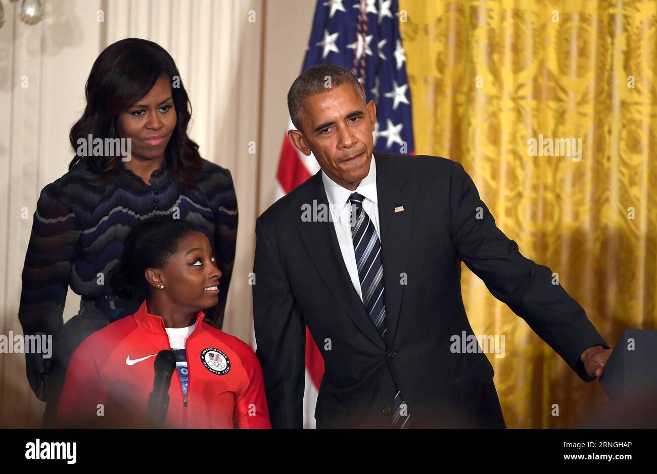 WASHINGTON D.C., 29. September 2016 -- US-Präsident Barack Obama (R), First Lady Michelle Obama (L) und die Olympiasiegerin Simone Biles nehmen an einer Zeremonie zu Ehren von Mitgliedern der 2016 US-amerikanischen Olympischen und Paralympischen Teams im East Room of White House in Washington D.C., USA, 29. September 2016, Teil. (SP)US-WASHINGTON D.C.-OLY2016-OBAMA YinxBogu PUBLICATIONxNOTxINxCHN Washington D C September 29 2016 US-Präsident Barack Obama r First Lady Michelle Obama l und Olympia-Gymnast Simone Biles nehmen an einer Zeremonie Teil, bei der Mitglieder der 2016 US-Olympia- und Paralympics-Teams im East Room of White H geehrt werden Stockfoto