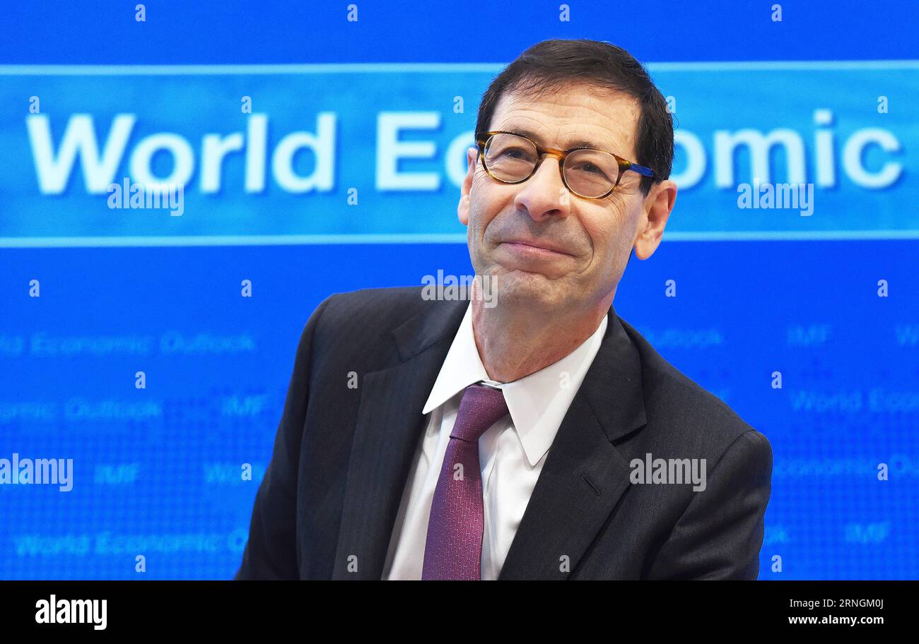 (161004) -- WASHINGTON D.C., 4. Oktober 2016 -- Maurice Obstfeld, Chefökonom des Internationalen Währungsfonds (IWF), nimmt am 4. Oktober 2016 an einer Pressekonferenz im IWF-Hauptquartier in Washington D.C., USA, Teil. Der Internationale Währungsfonds (IWF) hat am Dienstag seine Prognose für das globale Wachstum 2016 auf 3,1 Prozent gehalten und sagte, dass das unterdurchschnittliche Wachstum ohne entschlossene politische Maßnahmen anhalten wird. ) (nxl) US-IWF-GLOBAL ECONOMY-FORECAST YinxBogu PUBLICATIONxNOTxINxCHN Washington D C OCT 4 2016 Maurice Obstfeld Chief Economist BEIM Internationalen Währungsfonds IWF nimmt an einem Vortag Teil Stockfoto