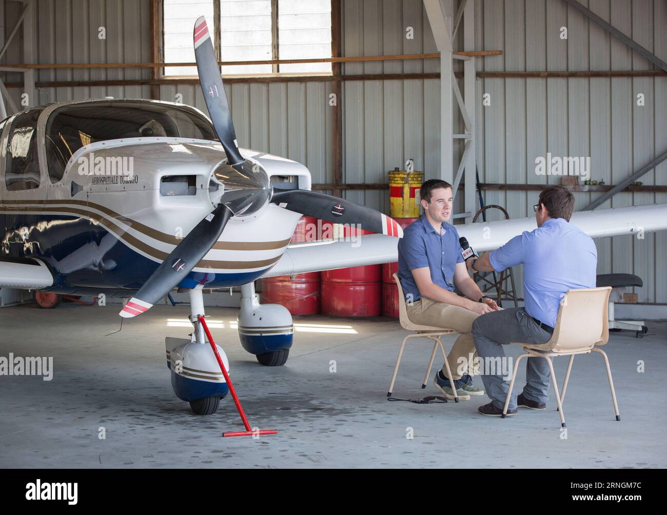 SUNSHINE COAST, Lachlan Smart (L) erhält ein exklusives Interview mit Xinhua in Sunshine Coast, Australien, 8. September 2016. Der 18-jährige Lachlan Smart landete auf dem Maroochydore Airport an der Sunshine Coast von Queensland mit einem Viersitzer Cirrus und wurde damit der jüngste Mensch, der die Welt alleine in einem einmotorigen Flugzeug umrundete. )(zhf) AUSTRALIA-SUNSHINE COAST-SOLO FLYER-INTERVIEW ZhuxHongye PUBLICATIONxNOTxINxCHN Sunshine Coast Lachlan Smart l erhält exklusives Interview mit XINHUA in Sunshine Coast Australia Sept 8 2016 18 Jahre alt Lachlan Smart landete ein kleines Viersitzer Cirrus Stockfoto