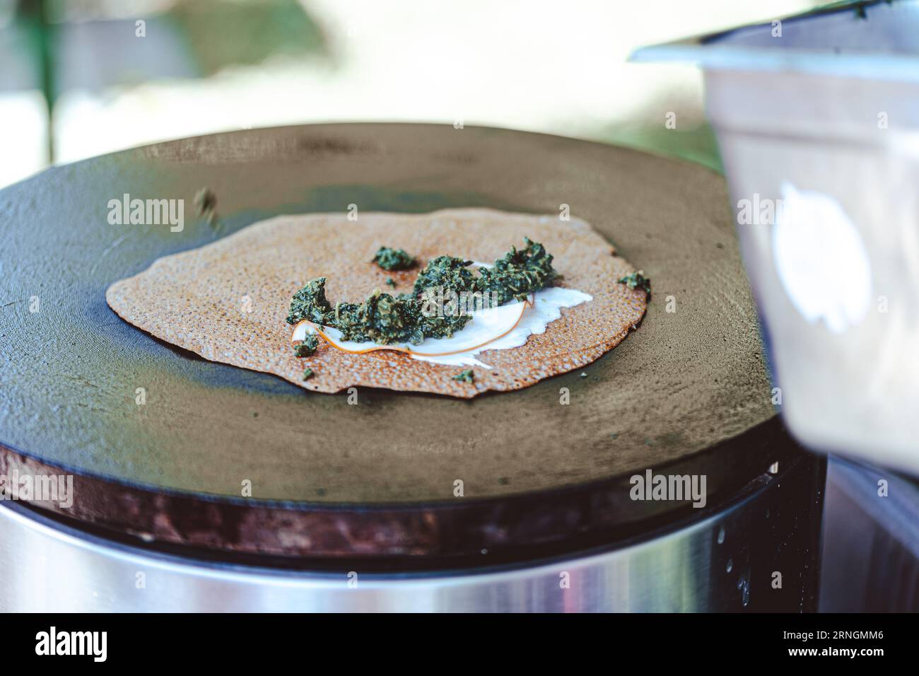 bretonische Galette Buchweizen Crepe mit Zutaten. Buchweizen-Pfannkuchen herstellen Stockfoto