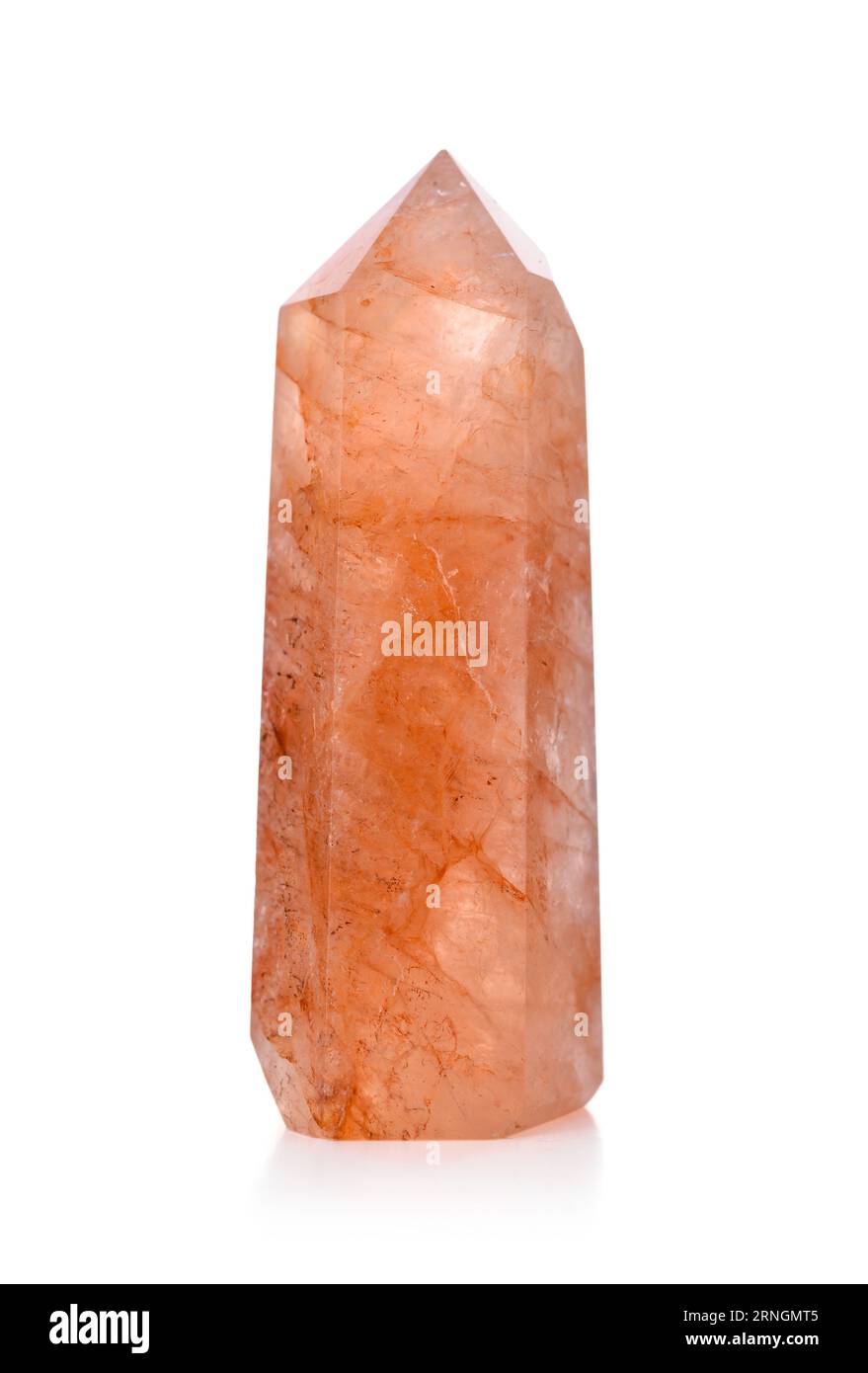 Turm aus rotem hämatoidem Quarz (auch bekannt als Feuerquarz) isoliert auf weißem Hintergrund mit Reflexion. Magischer Heilkristall. Stockfoto