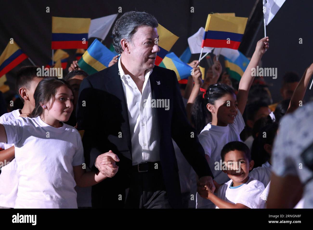 (161007) -- CARTAGENA, 7. Oktober 2016 -- Bild der kolumbianischen Präsidentschaft vom 1. Oktober 2016 zeigt den kolumbianischen Präsidenten Juan Manuel Santos (C), der vor einem Volleyballspiel in Bogota, Kolumbien, mit Studenten interagiert. Der kolumbianische Präsident Juan Manuel Santos hat den Friedensnobelpreis 2016 für seine entschlossenen Bemühungen gewonnen, den fünf Jahrzehnte andauernden Bürgerkrieg seines Landes zu beenden, teilte das norwegische Nobelkomitee am Freitag mit. Nelson Cardenas/kolumbianischer Vorsitz)(zcc) NORWEGEN-OSLO-2016 FRIEDENSNOBELPREIS-KOLUMBIANISCHER PRÄSIDENT-SANTOS e Colombia sxPresidency PUBLICATIONxNOTxINxCHN Cartagena ÜLG Stockfoto