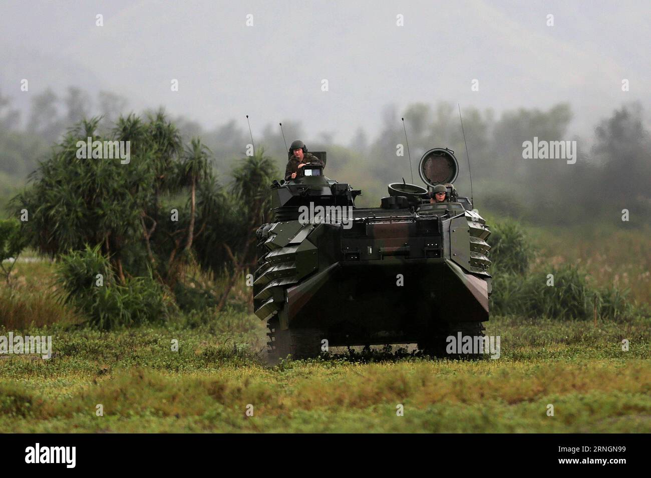 US Manöver auf den Philippinen (161007) -- ZAMBALES, 7. Oktober 2016 -- US Marines an Bord eines amphibischen Angriffsfahrzeugs nehmen an der Mechanized Assault Drill als Teil der 2016 Amphibious Landing Exercise (PHIBLEX) in der Provinz Zambales, Philippinen, 7. Oktober 2016, Teil. ) (Zjy) PHILIPPINEN-ZAMBALES-U.S.-PHIBLEX-DRILL RouellexUmali PUBLICATIONxNOTxINxCHN US-Manöver auf den Philippinen Zambales OCT 7 2016 US-Marines AN Bord eines Amphibienflugzeugs nehmen an der Mechanisierten ANGRIFFSÜBUNG Teil, die Teil der 2016 Amphibienlandung PHIBLEX in der Provinz Zambales, Philip Stockfoto