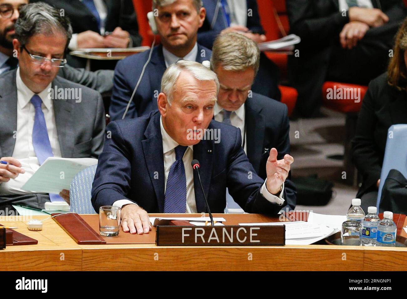 Sitzung des UN-Sicherheitsrats zum Krieg in Syrien (161008) -- VEREINTEN NATIONEN, 8. Oktober 2016 -- der französische Außenminister Jean-Marc Ayrault spricht am 8. Oktober 2016 im UN-Hauptquartier in New York vor einer Sitzung des UN-Sicherheitsrats zu Syrien. Der UN-Sicherheitsrat hat am Samstag keine Resolution zu Syrien verabschiedet, die von Frankreich ausgearbeitet wurde, da Russland sein Veto eingelegt hatte. ) UN-SICHERHEITSRAT-SYRIEN-RESOLUTION LixMuzi PUBLICATIONxNOTxINxCHN Treffen des UN-Sicherheitsrates zum Krieg in Syrien OKT 8 2016 die französischen Außenminister Jean Marc Ayrault sprechen auf einer Tagung des UN-Sicherheitsrates ZU Syrien im Rahmen der UN He Stockfoto
