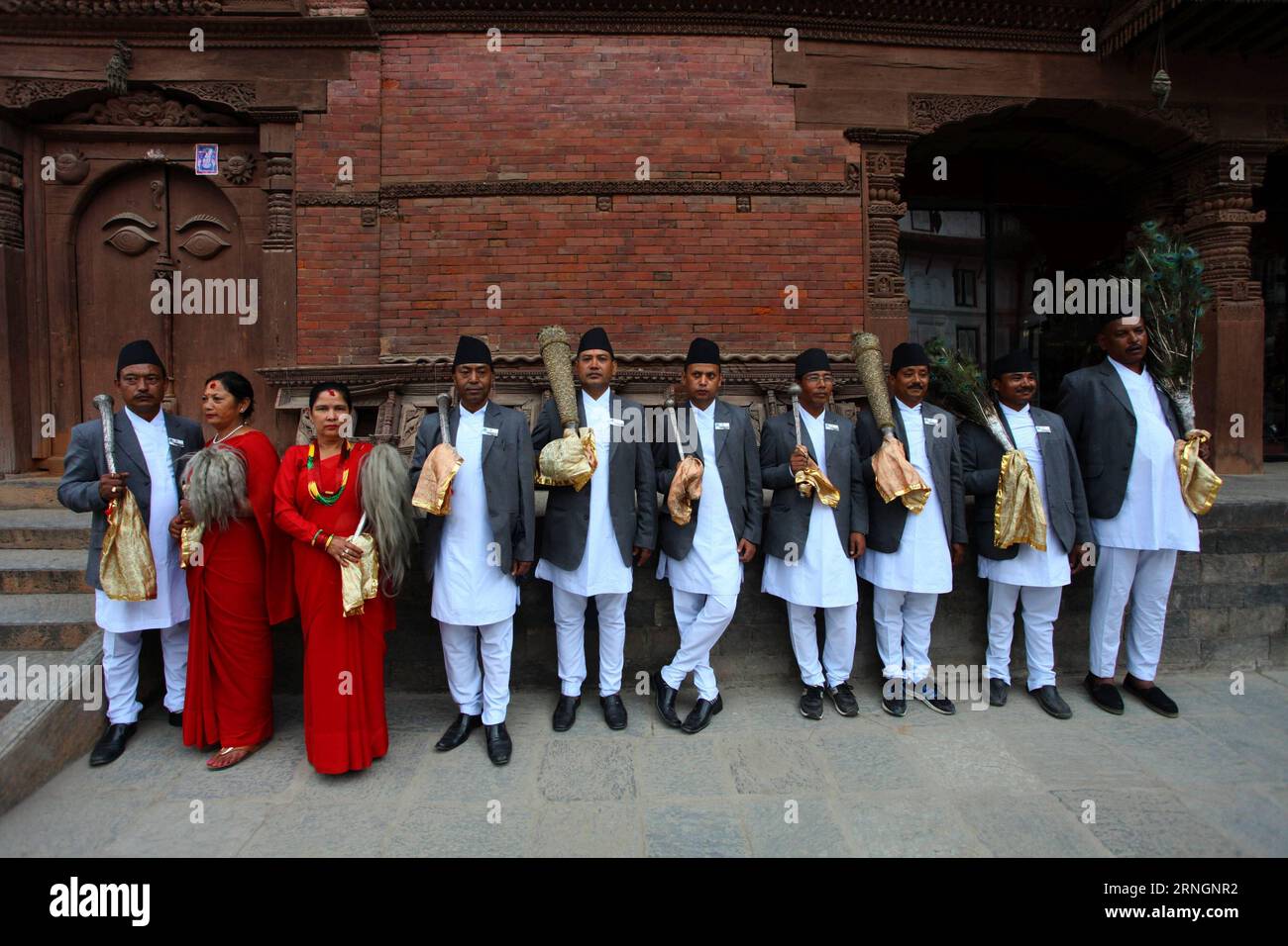 (161008) -- KATHMANDU, 8. Oktober 2016 -- Hindu-Anhänger nehmen an einer religiösen Zeremonie Teil, um Fulpati zu feiern, den siebten Tag des Dashain-Festivals auf dem Hanumandhoka Durbar Square in Kathmandu, Nepal, 8. Oktober 2016. Dashain ist ein nationales fest des Landes, das uralte Traditionen und die Hingabe der Nepalesen an die Göttin Durga widerspiegelt. )(zf) NEPAL-KATHMANDU-DASHAIN FESTIVAL-FULPATI-CELEBRATION SunilxSharma PUBLICATIONxNOTxINxCHN Kathmandu OCT 8 2016 hinduistische Gläubige nehmen an einer religiösen Zeremonie Teil, um Fulpati den siebten Tag des Dashain Festivals in Hanumandhoka Durb zu feiern Stockfoto