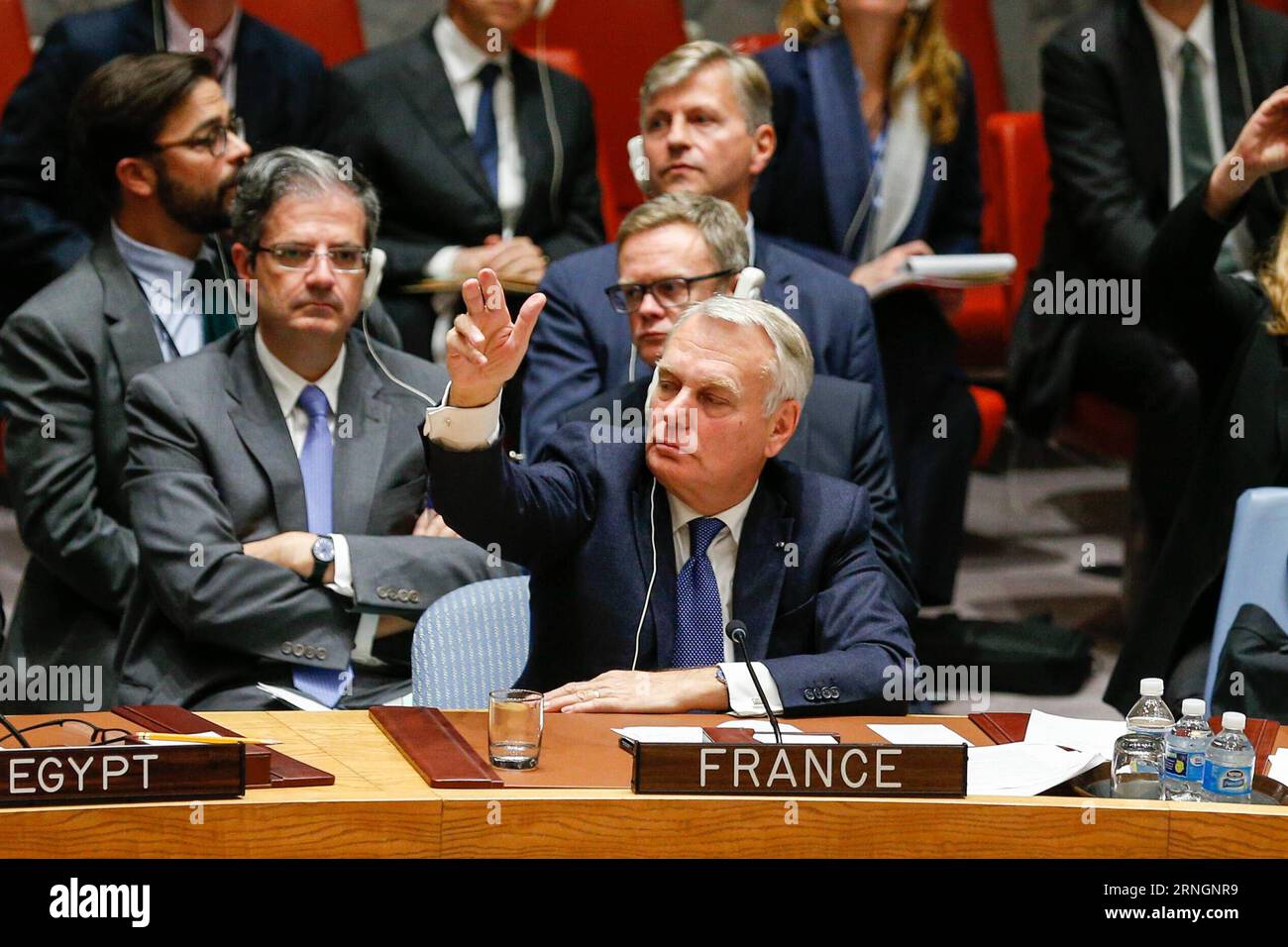 Sitzung des UN-Sicherheitsrats zum Krieg in Syrien (161008) -- VEREINTEN NATIONEN, 8. Oktober 2016 -- französischer Außenminister Jean-Marc Ayrault stimmt für eine von Frankreich verfasste Resolution des UN-Sicherheitsrats zu Syrien am 8. Oktober 2016 im UN-Hauptquartier in New York. Der UN-Sicherheitsrat hat am Samstag keine Resolution zu Syrien verabschiedet, die von Frankreich ausgearbeitet wurde, da Russland sein Veto eingelegt hatte. ) UN-SICHERHEITSRAT-SYRIEN-RESOLUTION LixMuzi PUBLICATIONxNOTxINxCHN Treffen des UN-Sicherheitsrates zum Krieg in Syrien OKT der Vereinten Nationen 8 2016 französische Außenminister Jean Marc Ayrault stimmt für einen französischen Entwurf Stockfoto
