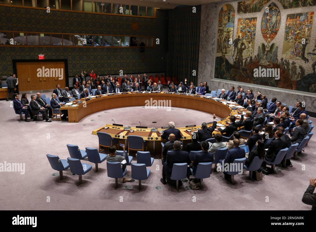 Sitzung des UN-Sicherheitsrats zum Krieg in Syrien (161008) -- VEREINTEN NATIONEN, 8. Oktober 2016 -- Foto aufgenommen am 8. Oktober 2016 zeigt die Abstimmung des UN-Sicherheitsrats über eine von Frankreich verfasste Resolution zu Syrien im UN-Hauptquartier in New York. Der UN-Sicherheitsrat hat am Samstag keine Resolution zu Syrien verabschiedet, die von Frankreich ausgearbeitet wurde, da Russland sein Veto eingelegt hatte. ) UN-SICHERHEITSRAT-SYRIEN-RESOLUTION LixMuzi PUBLICATIONxNOTxINxCHN Sitzung des UN-SICHERHEITSRATS zum Krieg in Syrien OKT 8 2016 die Vereinten Nationen das Foto VOM 8. Oktober 2016 zeigt die Abstimmung des UN-SICHERHEITSRATS ÜBER einen französischen Draff Stockfoto