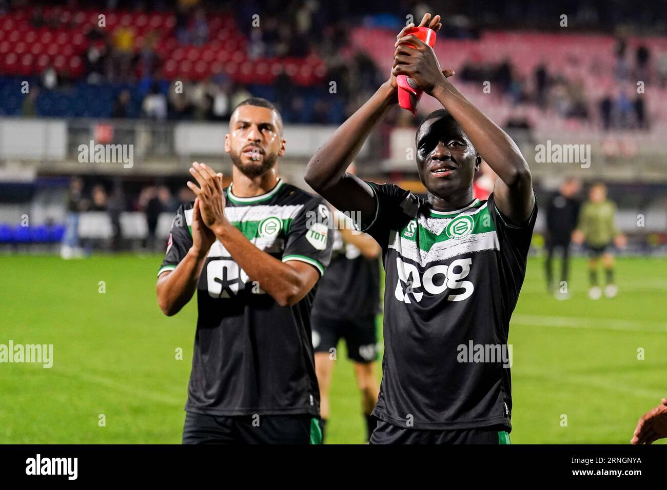 Oss, Niederlande. September 2023. OSS, NIEDERLANDE - 1. SEPTEMBER: Fofin Turay vom FC Groningen applaudiert den Fans beim niederländischen Keuken Kampioen Divisie-Spiel zwischen TOP Oss und FC Groningen am 1. September 2023 im Frans Heesenstadion in Oss, Niederlande. (Foto: Joris Verwijst/Orange Pictures) Credit: Orange Pics BV/Alamy Live News Stockfoto