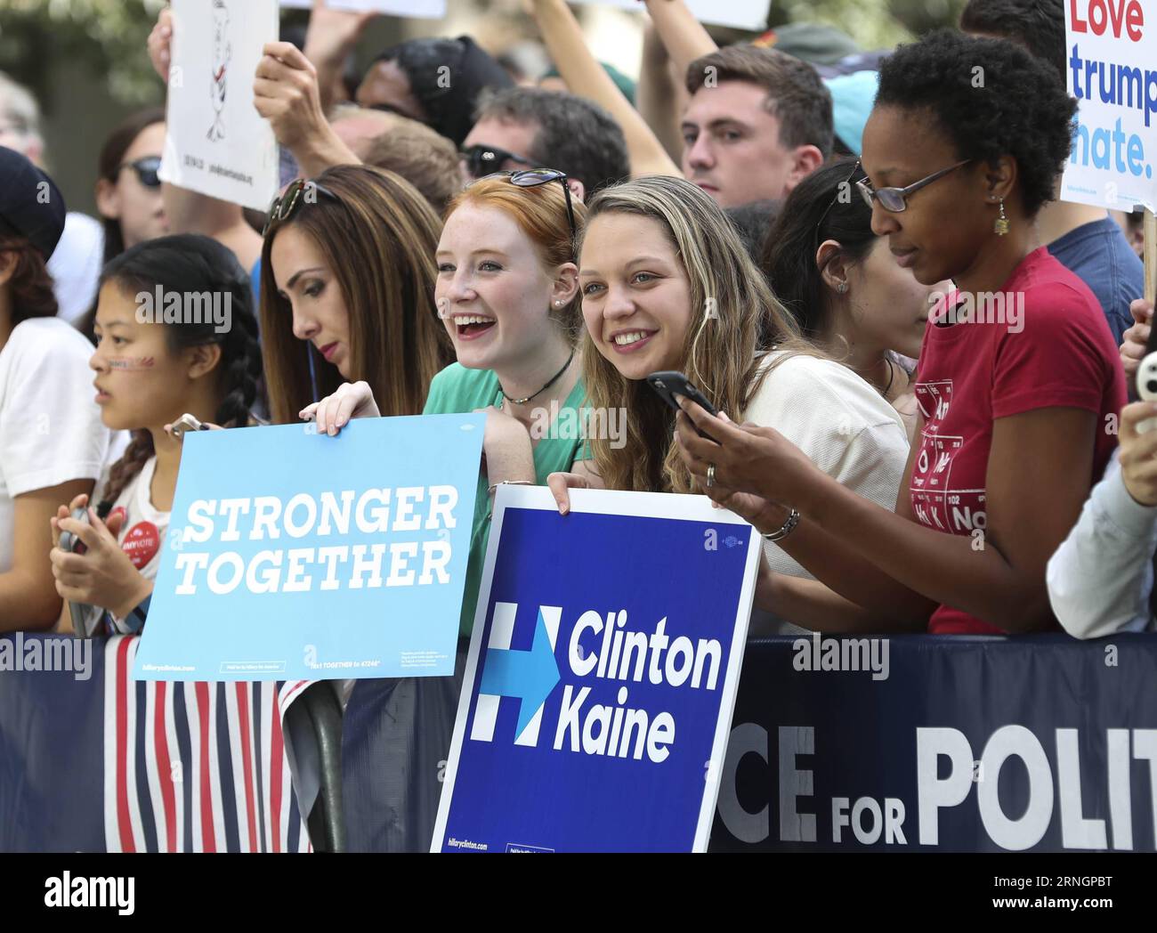 TV Duell Clinton - Trump - Impressionen aus St. Louis (161009) -- ST. LOUIS, 9. Oktober 2016 -- Unterstützer von Hillary Clinton treffen sich vor der Präsidentendebatte in der Washington University in St. Louis, Missouri, USA, 9. Oktober 2016. Die zweite von drei US-Präsidentschaftsdebatten zwischen den demokratischen und republikanischen Kandidaten Hillary Clinton und Donald Trump findet hier am Sonntag statt. ) USA-ST. LOUIS-PRÄSIDENTENDEBATTE WangxYing PUBLICATIONxNOTxINxCHN TV Duel Clinton Administration Trump Impressions Out St Louis St Louis OCT 9 2016 Unterstützer von Hillary Clinto Stockfoto