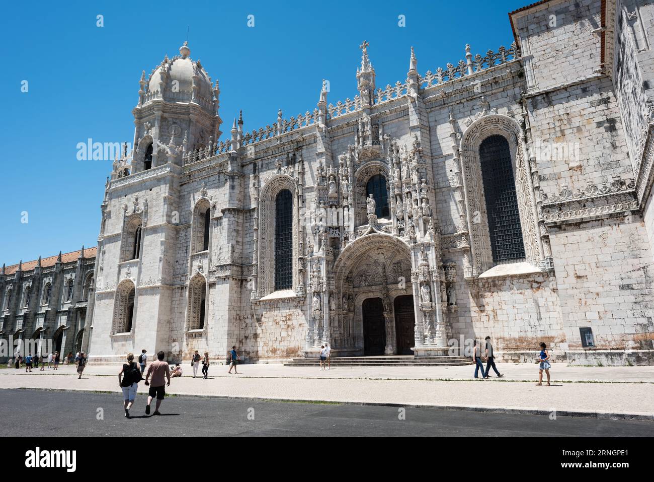 BELEM Portugal // BELEM, Portugal — die aufwändige Fassade des Mosteiro dos Jeronimos (Kloster Jeronimos) zeigt den unverwechselbaren Manuelinarchitektonischen Stil, eine portugiesische Variante des spätgotischen Designs. Das Kloster wurde Anfang des 16. Jahrhunderts während der Regierungszeit von König Manuel I. erbaut und zählt zu den bedeutendsten Denkmälern Portugals und wurde 1983 zum UNESCO-Weltkulturerbe erklärt. Das Gebäude zeigt komplexe Kalksteinschnitzereien, maritime Motive und kunstvolle Portale, die Portugals Zeitalter der Entdeckung widerspiegeln. Das Kloster Jeronimos wurde unter Verwendung von W errichtet Stockfoto