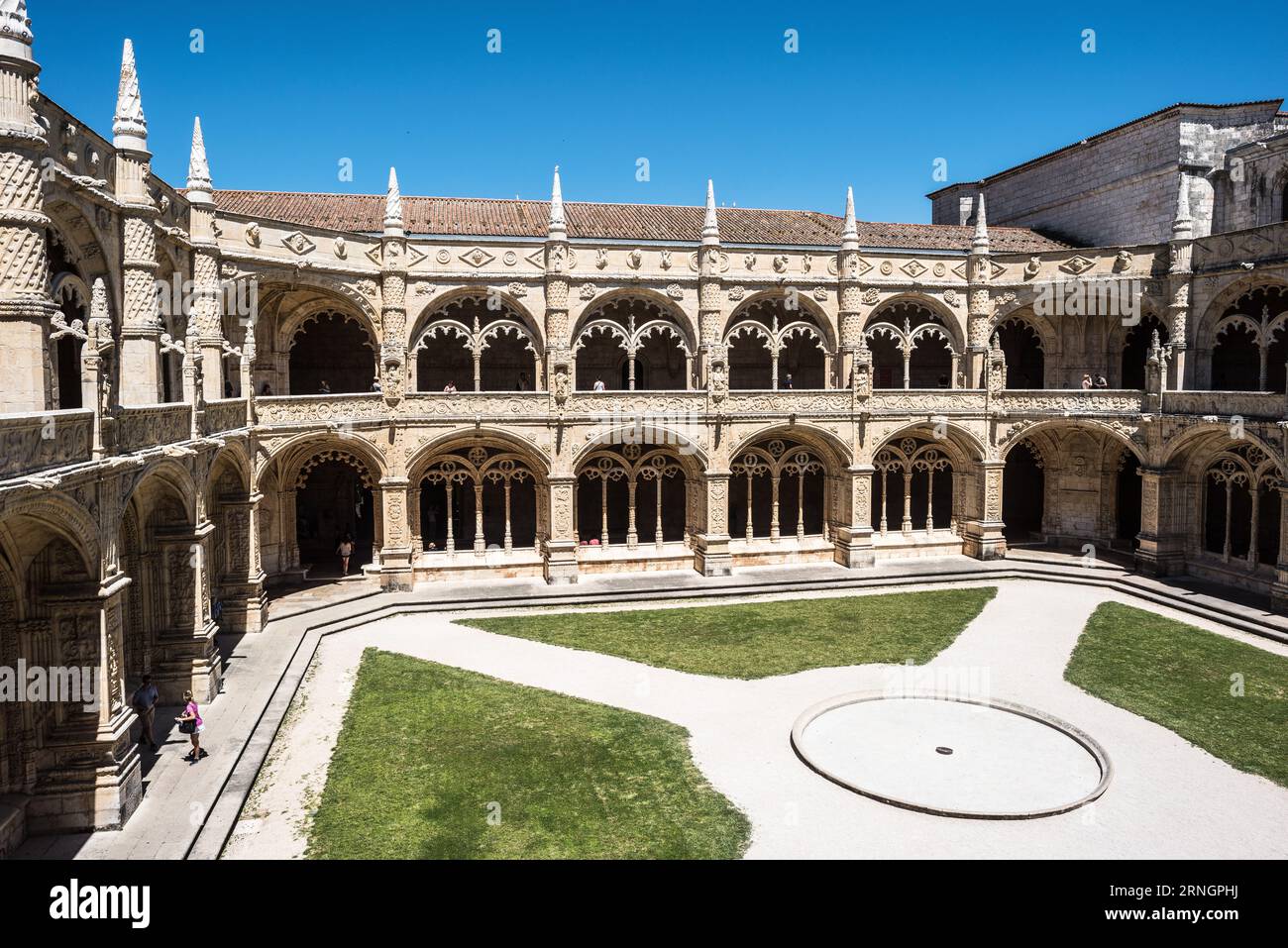 BELEM, Lissabon, Portugal – Mosteiro dos Jeronimos, ein herausragendes architektonisches Wunder in Belem, steht als ikonische Darstellung des manuelinischen Stils. Dieses UNESCO-Weltkulturerbe mit seinen kunstvollen Details und seiner historischen Bedeutung unterstreicht Portugals Erbe der Erkundung. Stockfoto