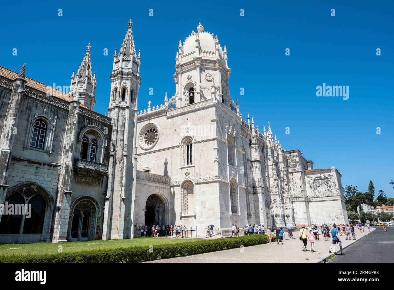 Jeronimos Kloster Belem Lissabon Portugal // BELEM, Lissabon, Portugal — Mosteiro dos Jeronimos, ein prominentes architektonisches Wunder in Belem, steht als ikonische Darstellung des Manuelinstils. Dieses UNESCO-Weltkulturerbe mit seinen kunstvollen Details und seiner historischen Bedeutung untermauert Portugals Erbe des Zeitalters der Erkundung. Stockfoto