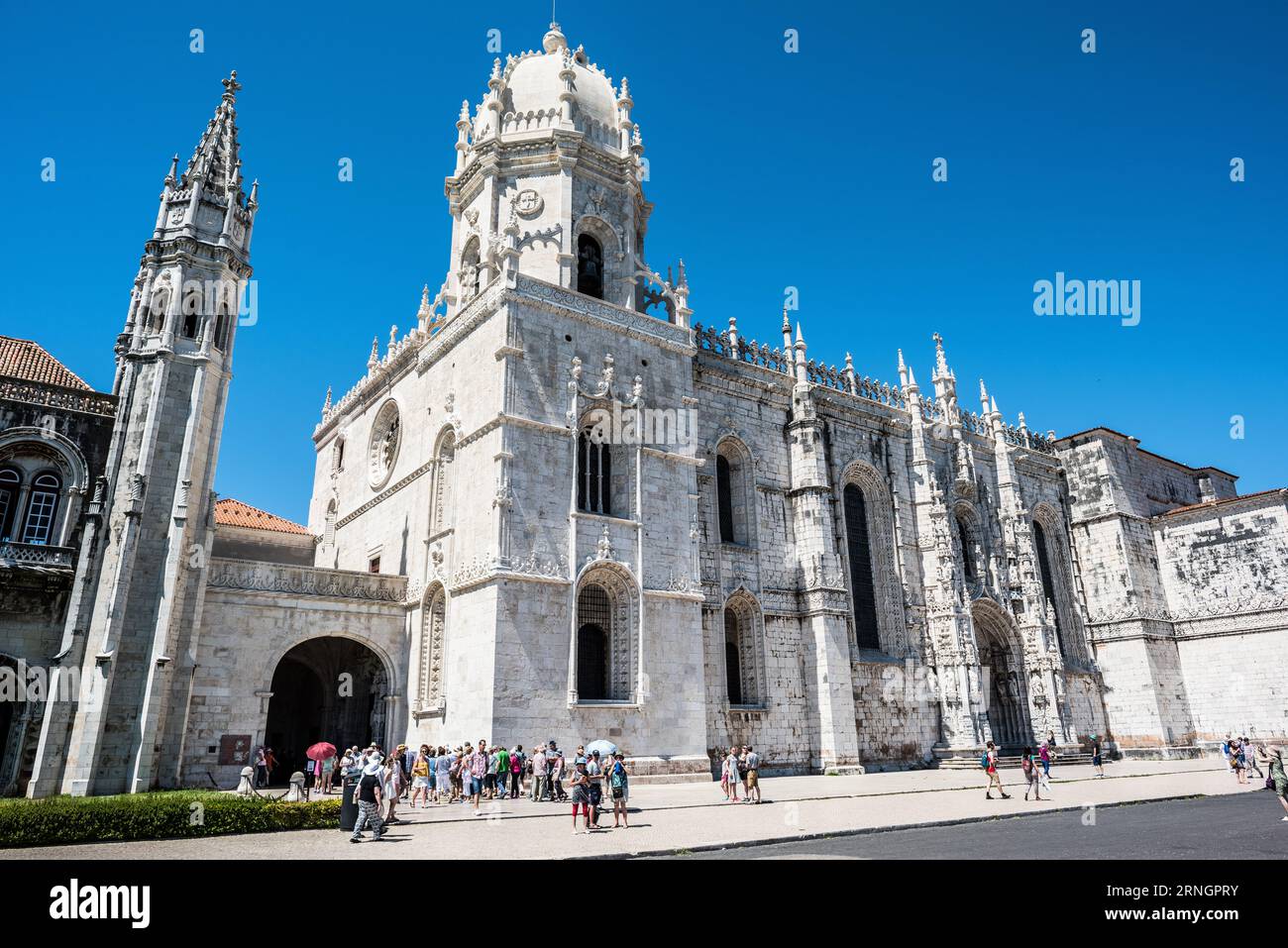 BELEM Lissabon // BELEM, Lissabon, Portugal — Mosteiro dos Jeronimos, ein prominentes architektonisches Wunder in Belem, steht als ikonische Darstellung des Manuelinstils. Dieses UNESCO-Weltkulturerbe mit seinen kunstvollen Details und seiner historischen Bedeutung untermauert Portugals Erbe des Zeitalters der Erkundung. Stockfoto