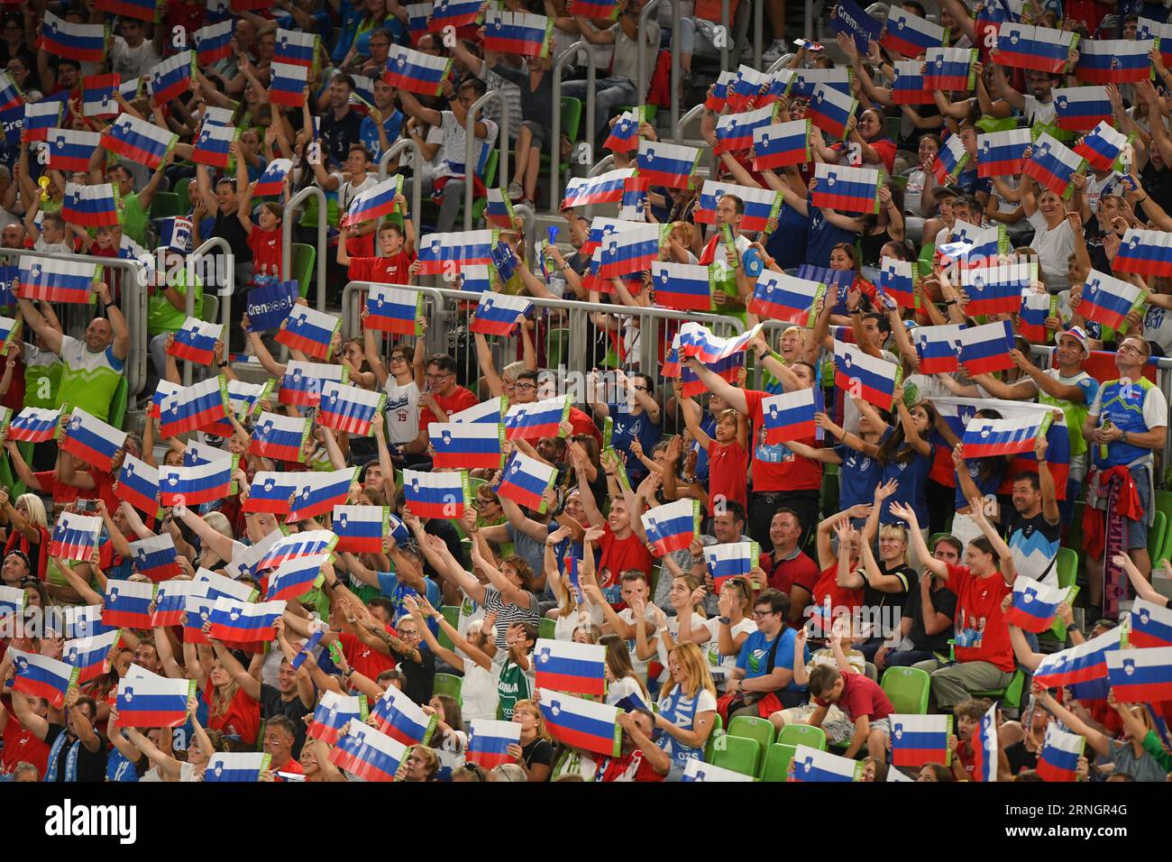Slowenische Fans bei der Volleyball-Weltmeisterschaft 2022. Arena Stozice, Ljubljana Stockfoto