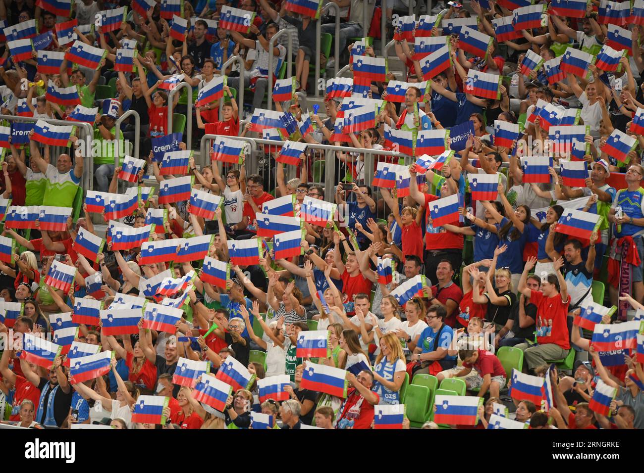 Slowenische Fans bei der Volleyball-Weltmeisterschaft 2022. Arena Stozice, Ljubljana Stockfoto