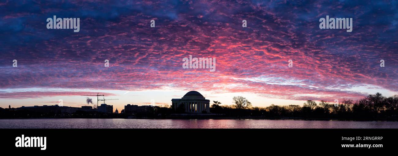 WASHINGTON DC, Vereinigte Staaten – das Jefferson Memorial ist ein ikonisches Denkmal entlang des Tidal Basin, das dem dritten Präsidenten der Vereinigten Staaten, Thomas Jefferson, gewidmet ist. Sie symbolisiert den Respekt und die Bewunderung der Nation für den Hauptautor der Unabhängigkeitserklärung und seine Vision von Demokratie. Stockfoto
