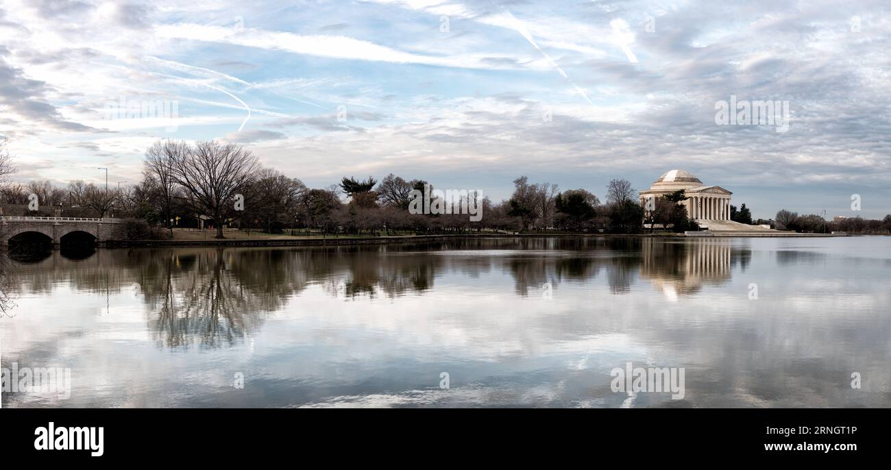 WASHINGTON DC, Vereinigte Staaten – das Jefferson Memorial ist ein ikonisches Denkmal entlang des Tidal Basin, das dem dritten Präsidenten der Vereinigten Staaten, Thomas Jefferson, gewidmet ist. Sie symbolisiert den Respekt und die Bewunderung der Nation für den Hauptautor der Unabhängigkeitserklärung und seine Vision von Demokratie. Stockfoto