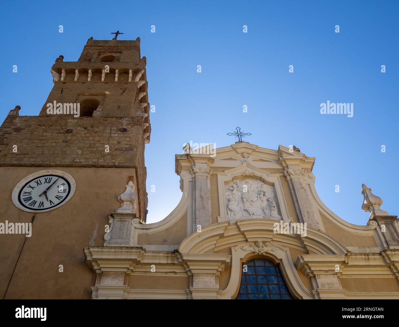 Blick auf die Fassade der Kathedrale von Pitigliano Stockfoto