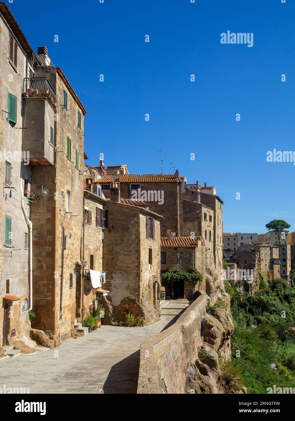 Pitigliano Steinhäuser auf der Felsklippe Stockfoto