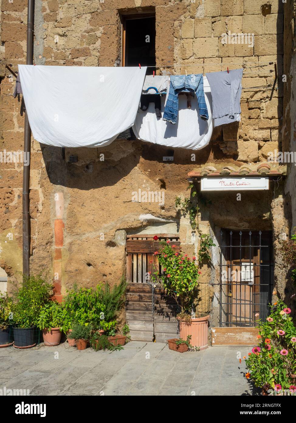 Kleidung trocknen in der Sonne in Pitigliano Stockfoto