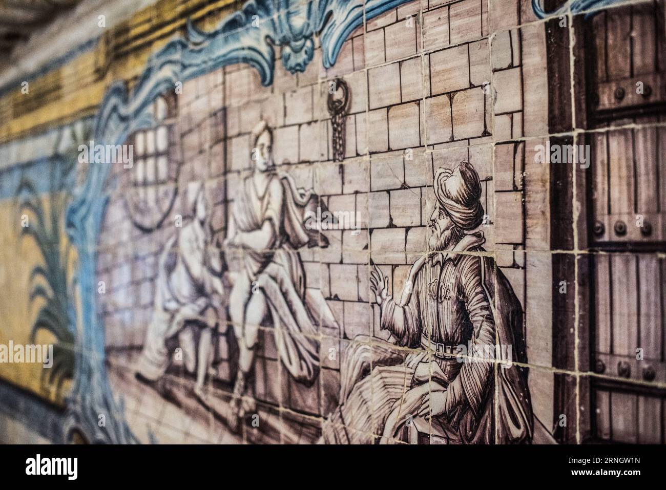 BELEM Lissabon // BELEM, Lissabon, Portugal — das Mosteiro dos Jeronimos (Kloster Jeronimos), ein prominentes architektonisches Wunder in Belem, steht als ikonische Darstellung des Manuelinstils. Dieses UNESCO-Weltkulturerbe mit seinen kunstvollen Details und seiner historischen Bedeutung untermauert Portugals Erbe des Zeitalters der Erkundung. Stockfoto